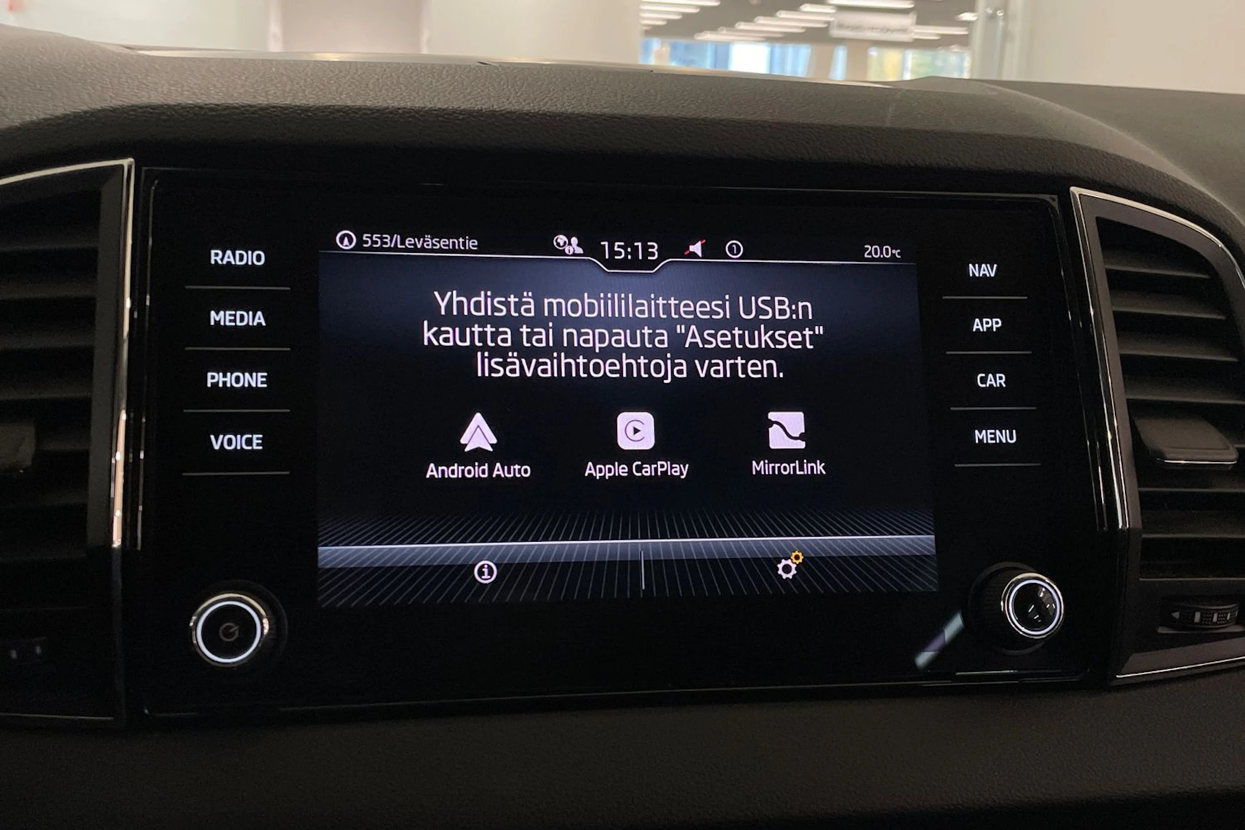 valkoinen Skoda Karoq 2022 kuva 17.
