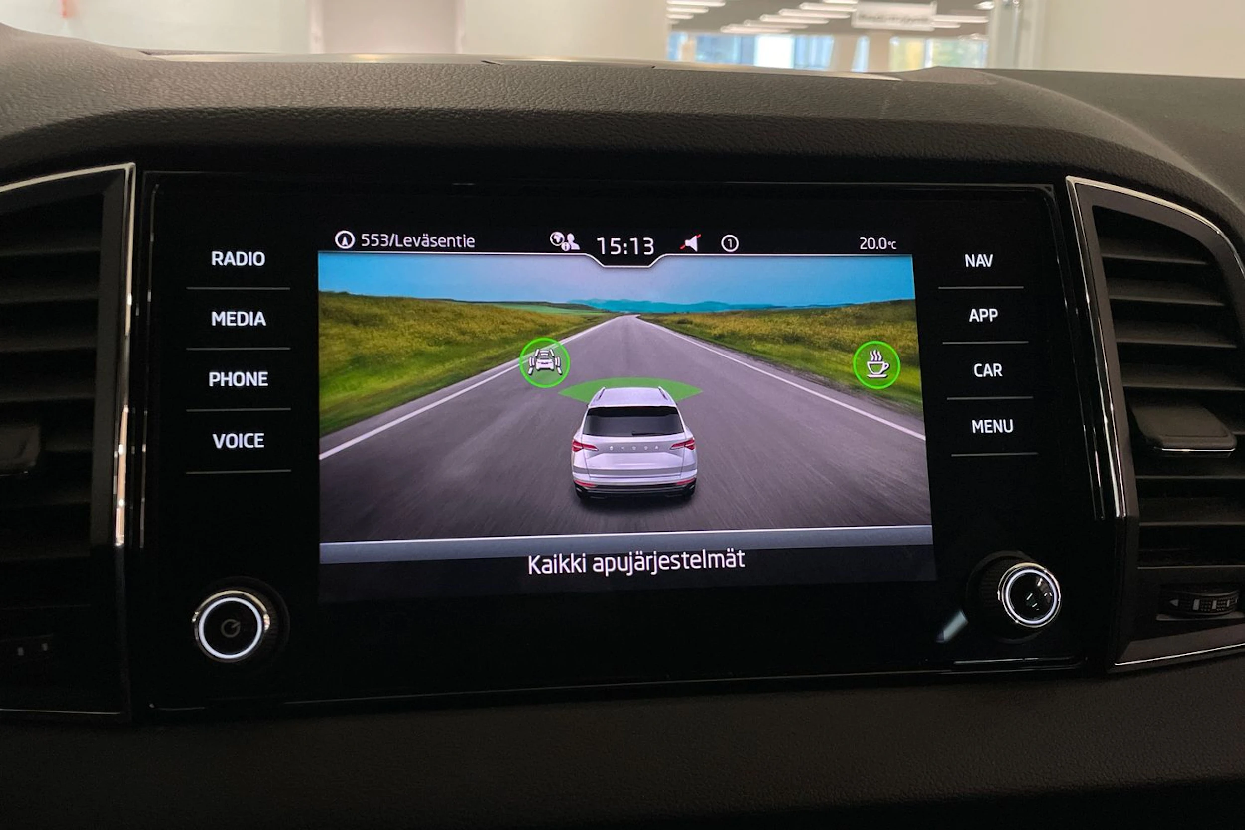 valkoinen Skoda Karoq 2022 kuva 18.