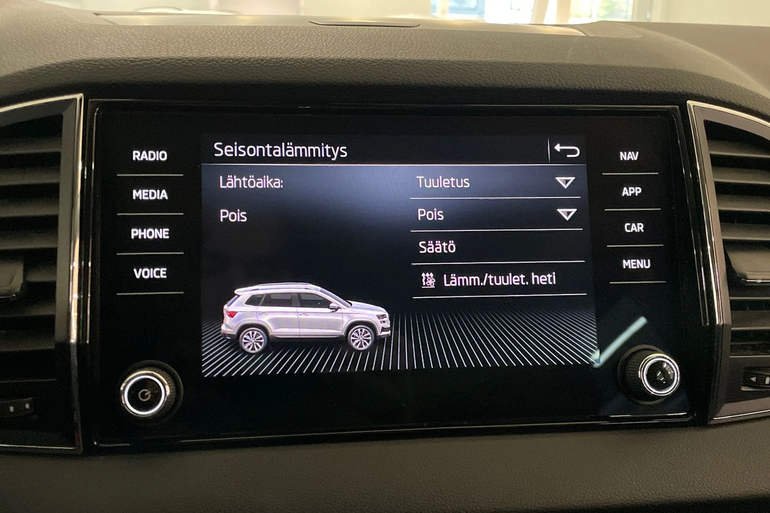 valkoinen Skoda Karoq 2022 kuva 19.