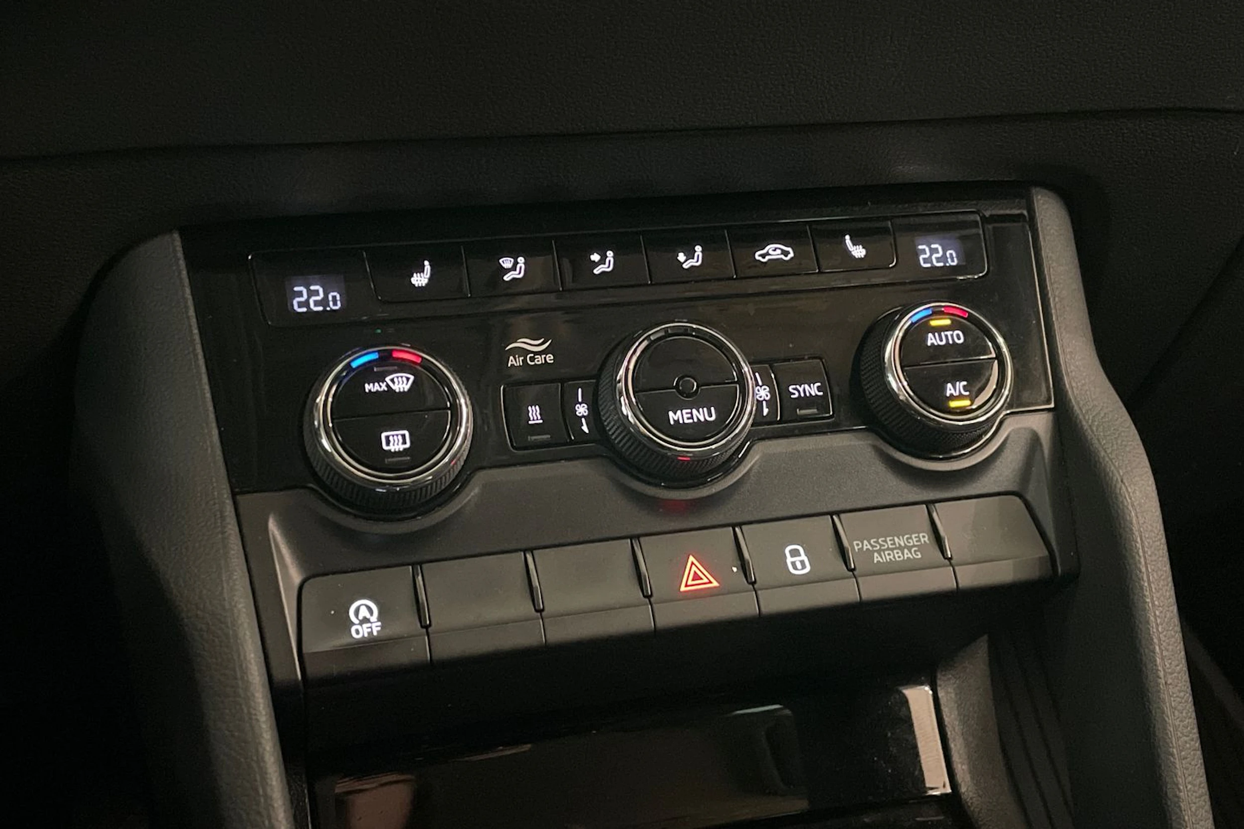 valkoinen Skoda Karoq 2022 kuva 20.