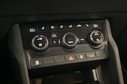 valkoinen Skoda Karoq 2022 kuva 20.