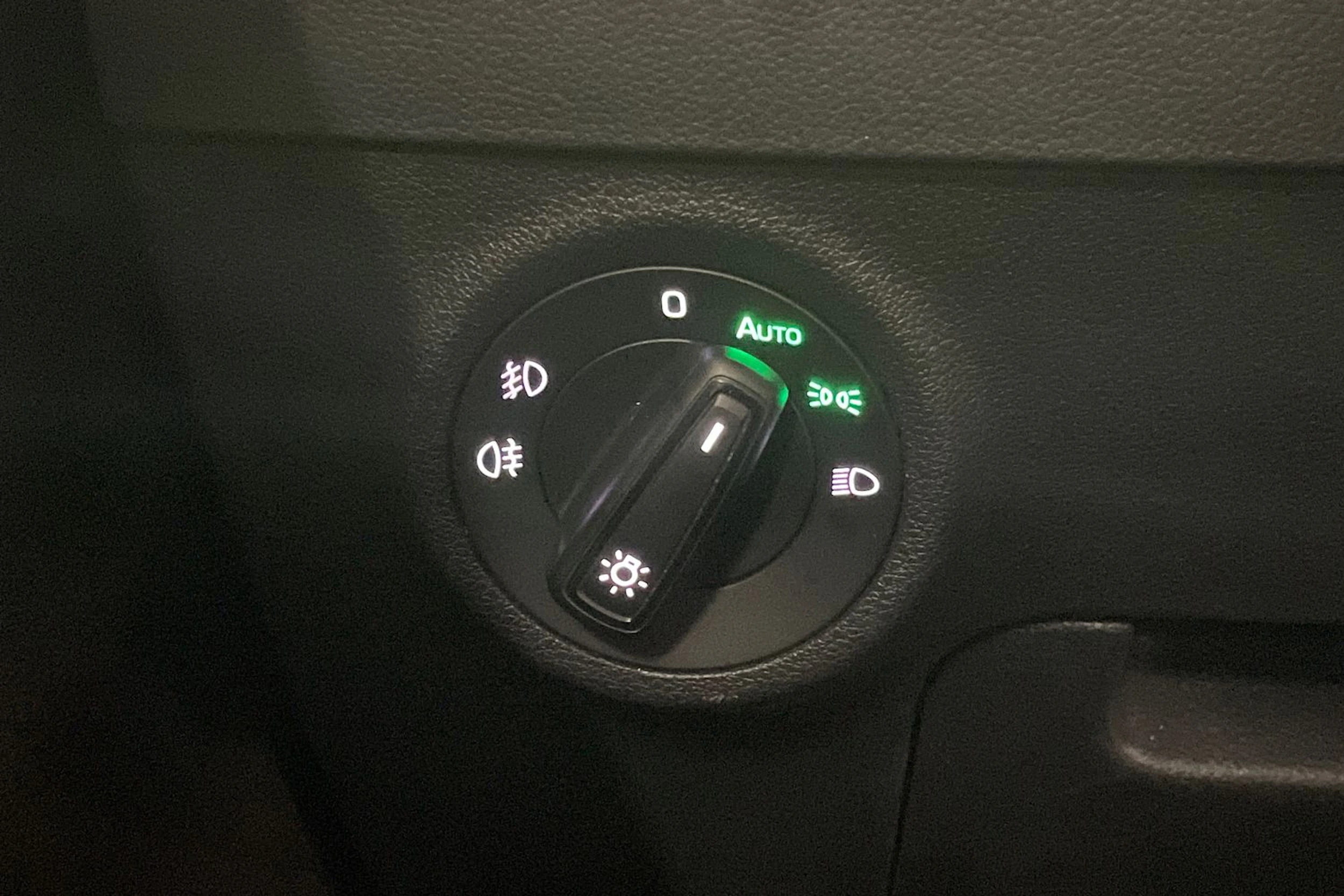 valkoinen Skoda Karoq 2022 kuva 22.