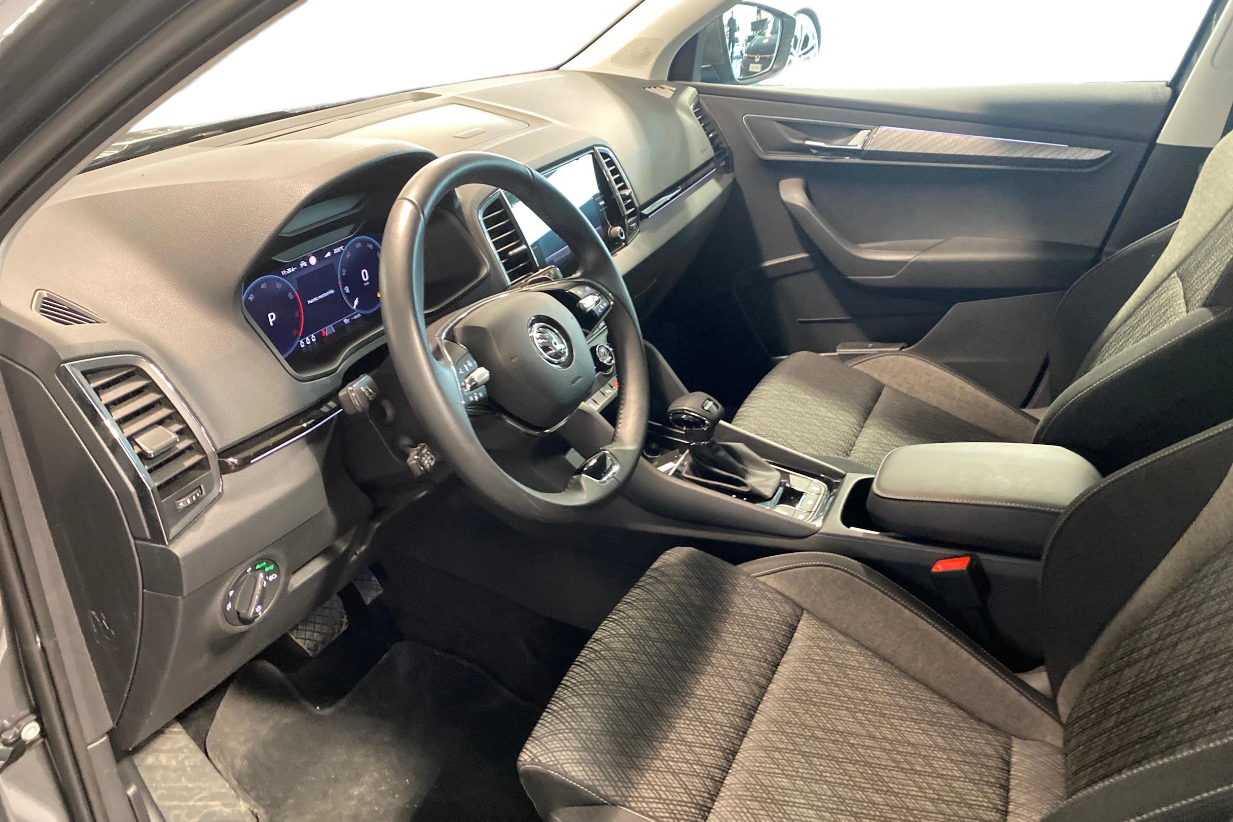 Harmaa Skoda KAROQ 2023 kuva 6.