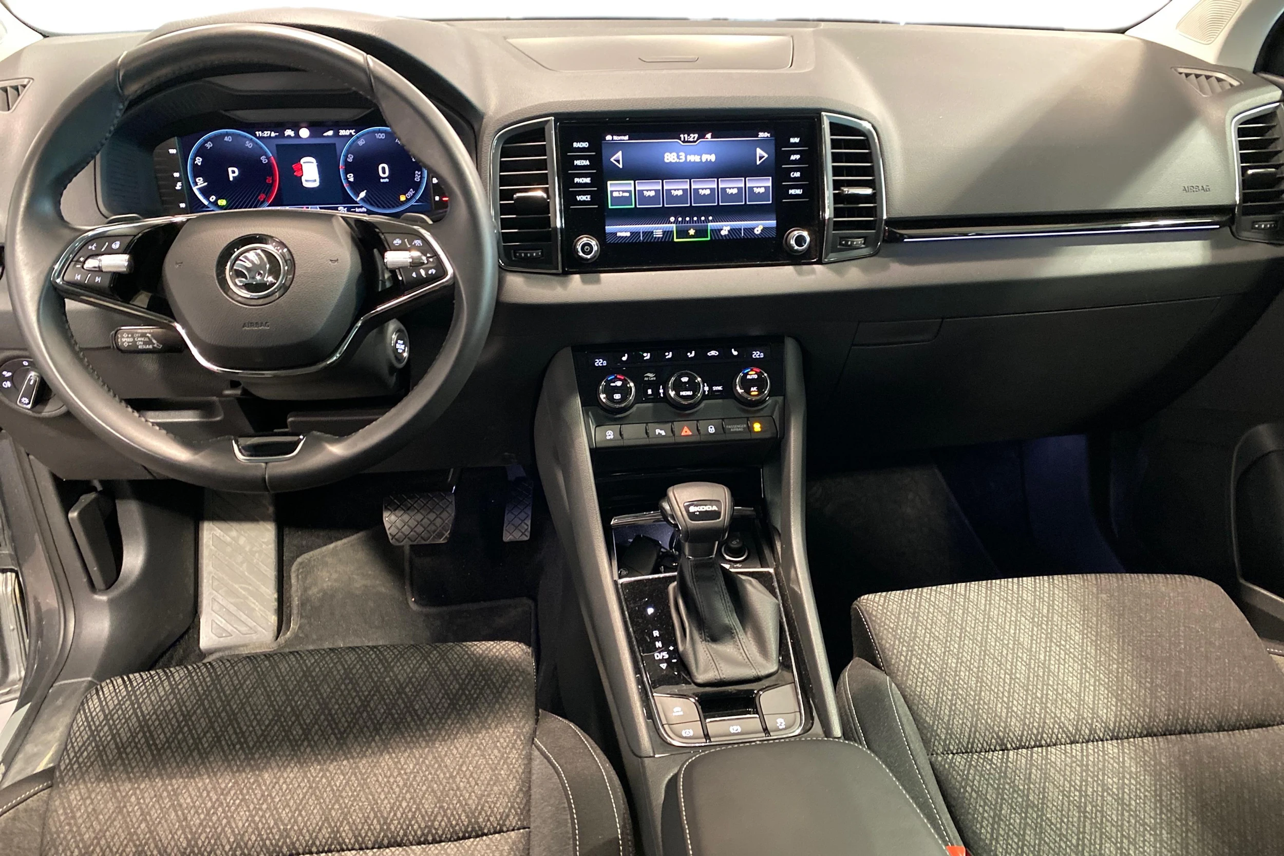 Harmaa Skoda KAROQ 2023 kuva 7.