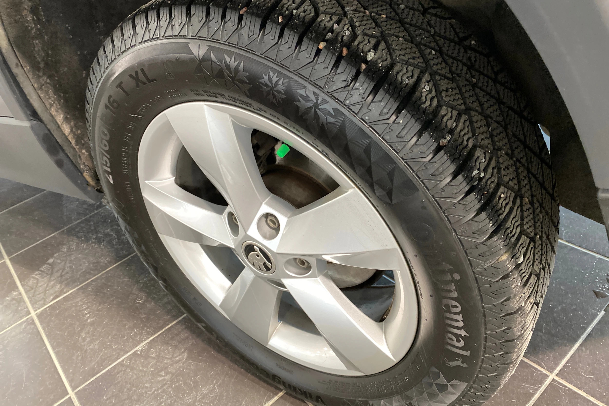 Harmaa Skoda KAROQ 2023 kuva 10.