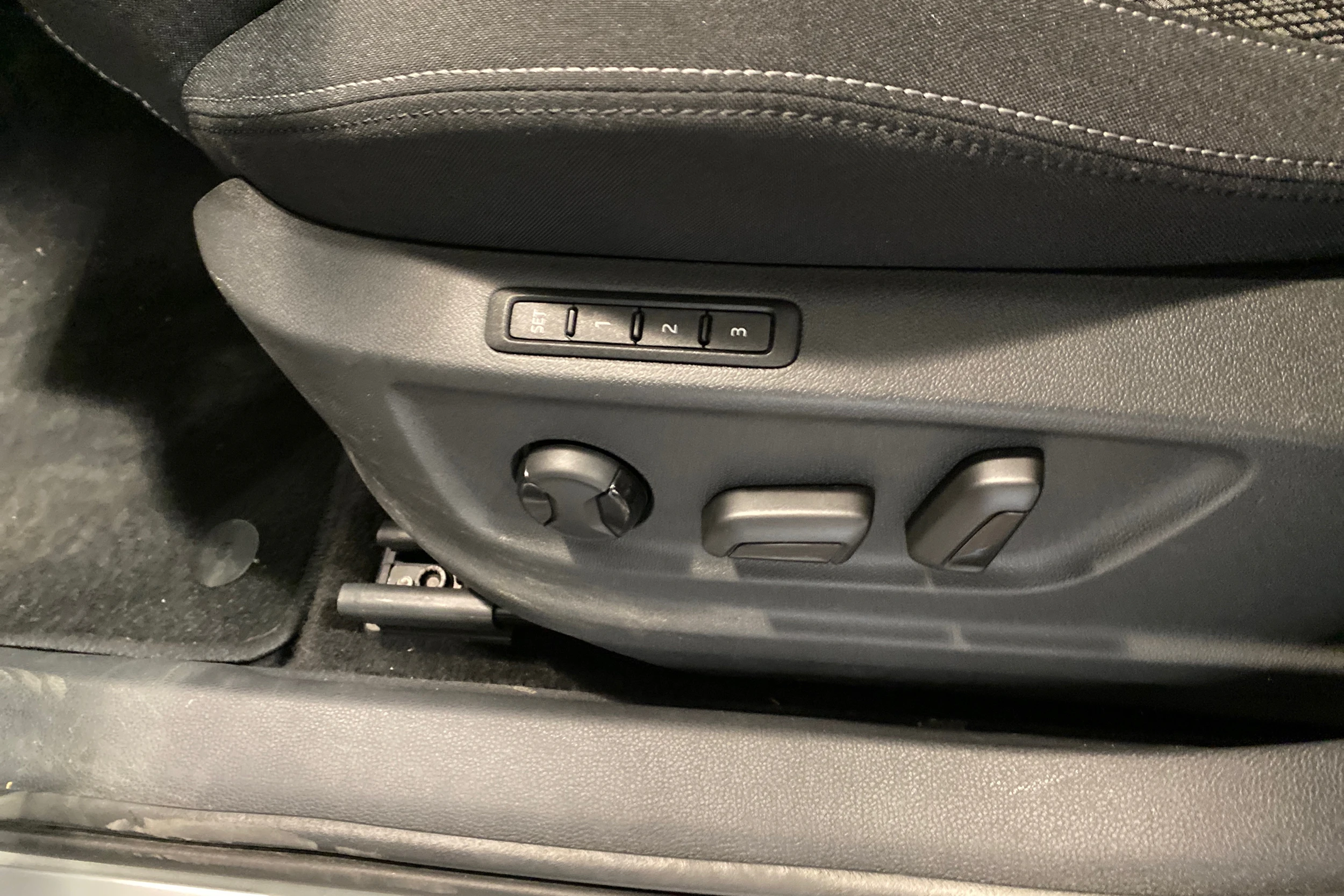 Harmaa Skoda KAROQ 2023 kuva 13.