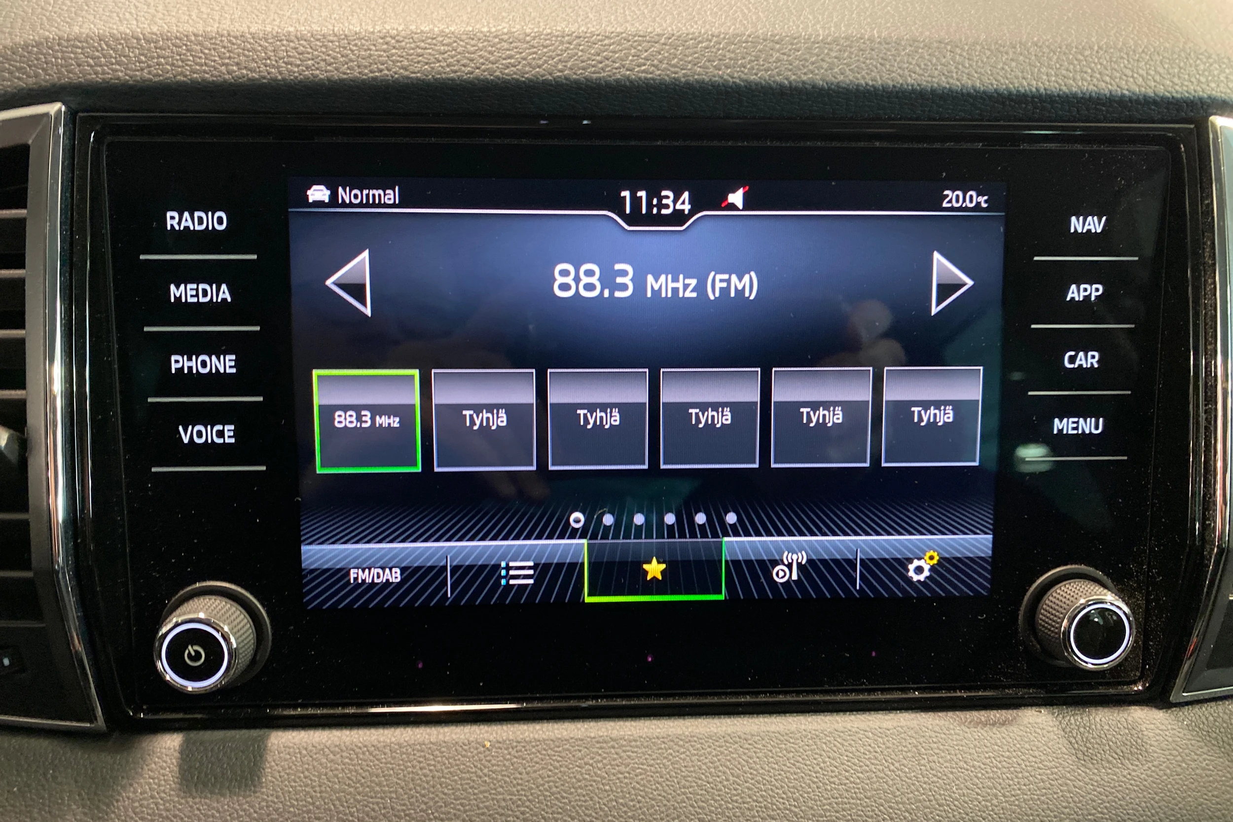 Harmaa Skoda KAROQ 2023 kuva 16.