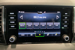 Harmaa Skoda KAROQ 2023 kuva 16.