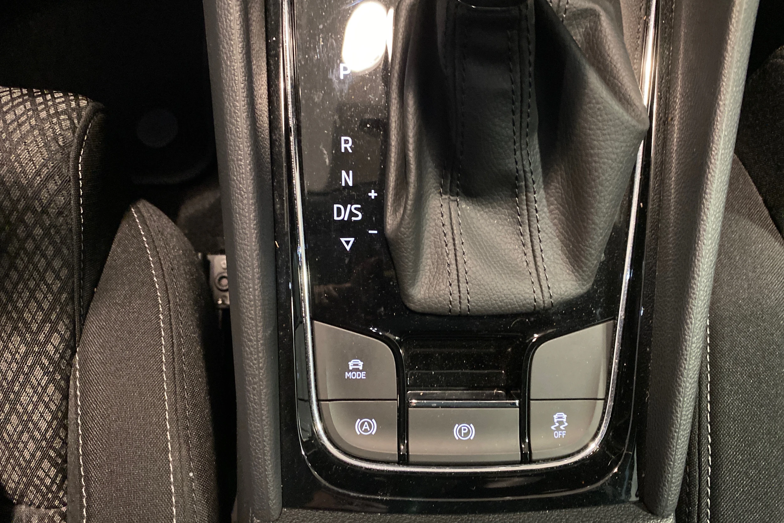 Harmaa Skoda KAROQ 2023 kuva 19.