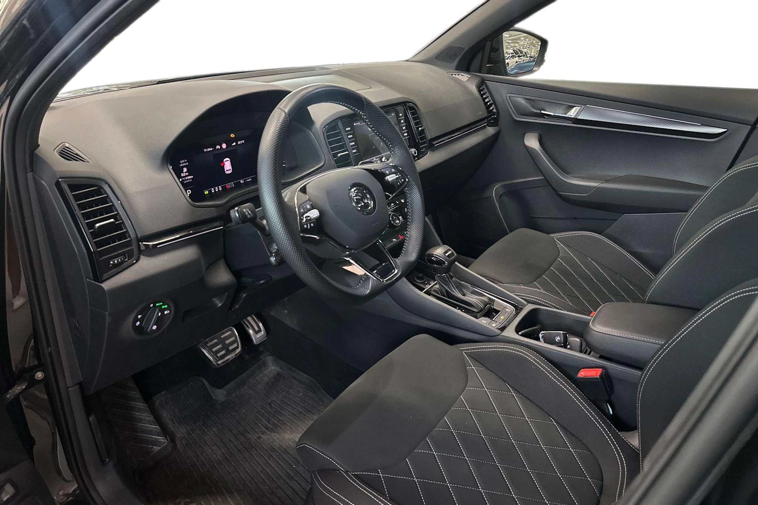 musta Skoda Karoq 2023 kuva 3.