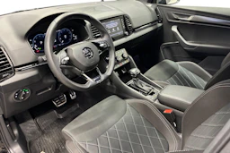 musta Skoda Karoq 2023 kuva 6.
