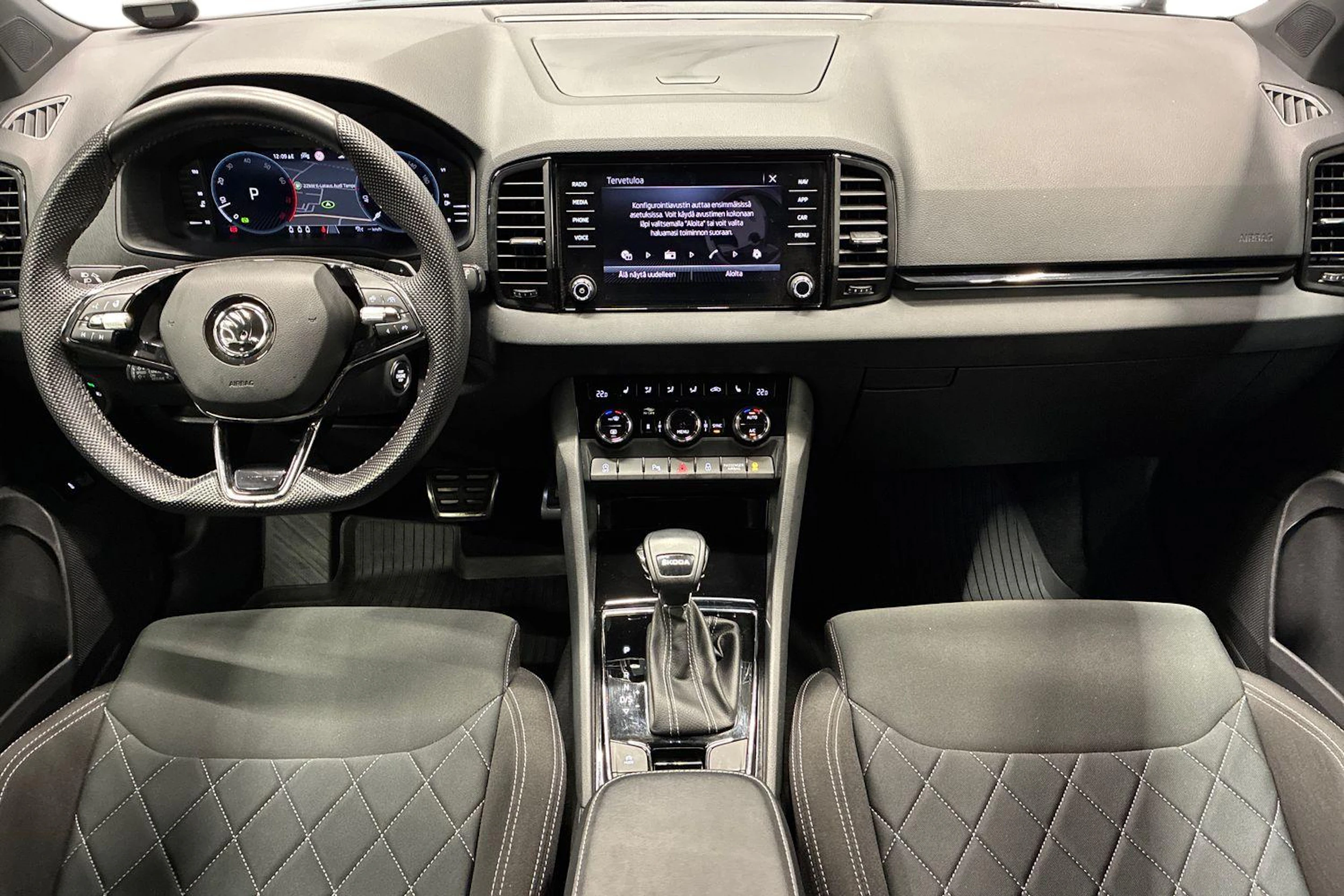 musta Skoda Karoq 2023 kuva 7.