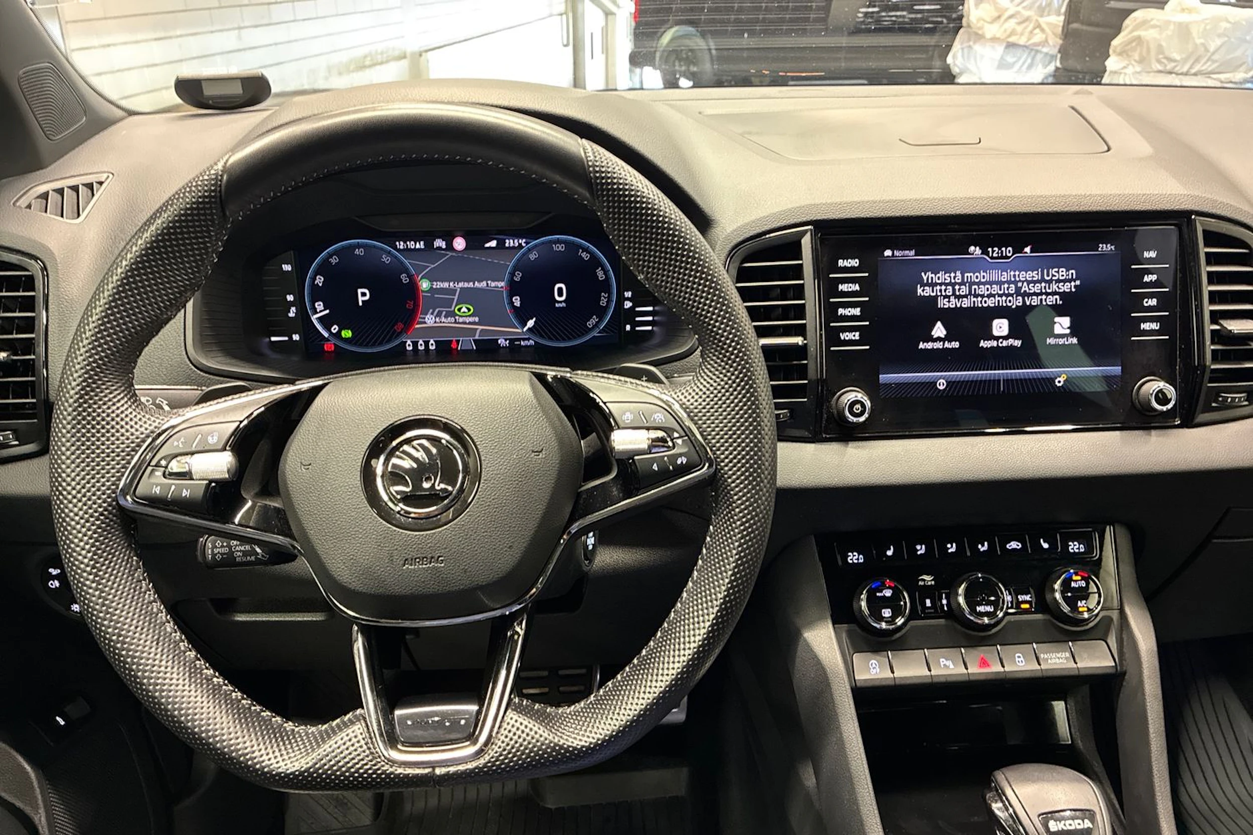 musta Skoda Karoq 2023 kuva 11.