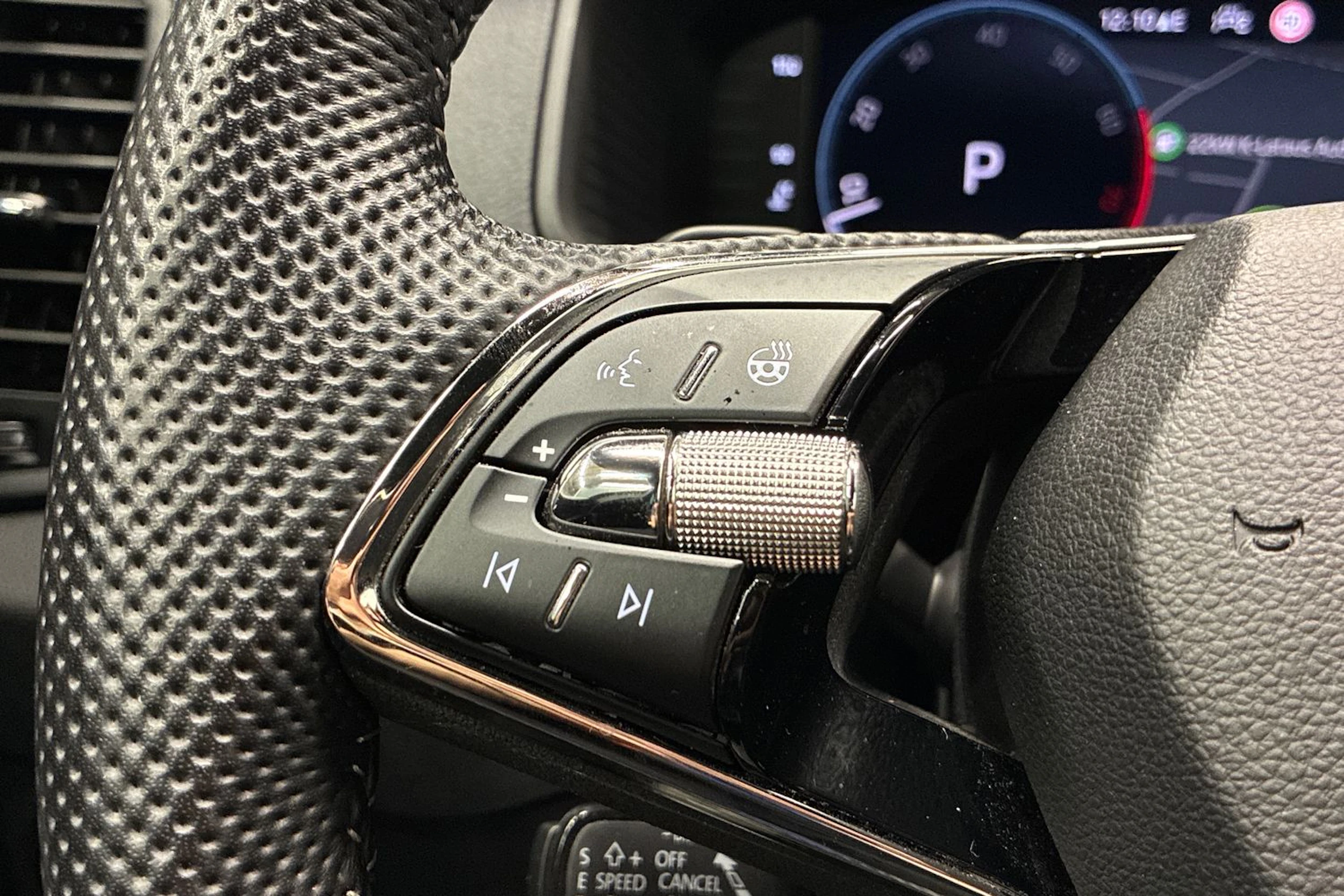 musta Skoda Karoq 2023 kuva 13.