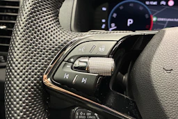 musta Skoda Karoq 2023 kuva 13.