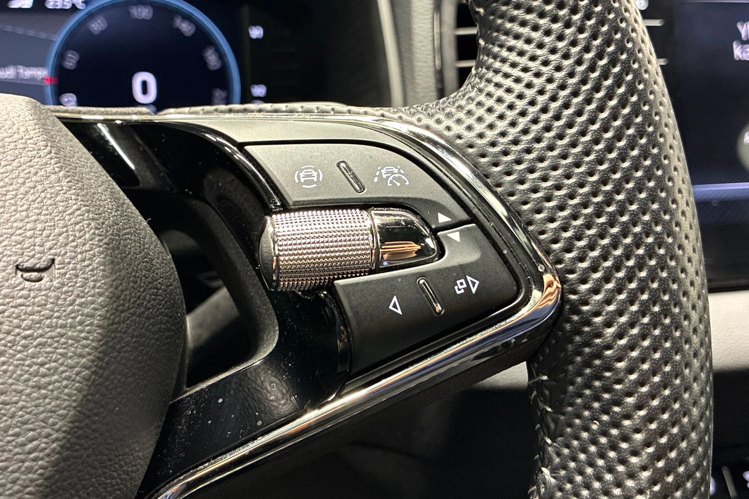 musta Skoda Karoq 2023 kuva 14.