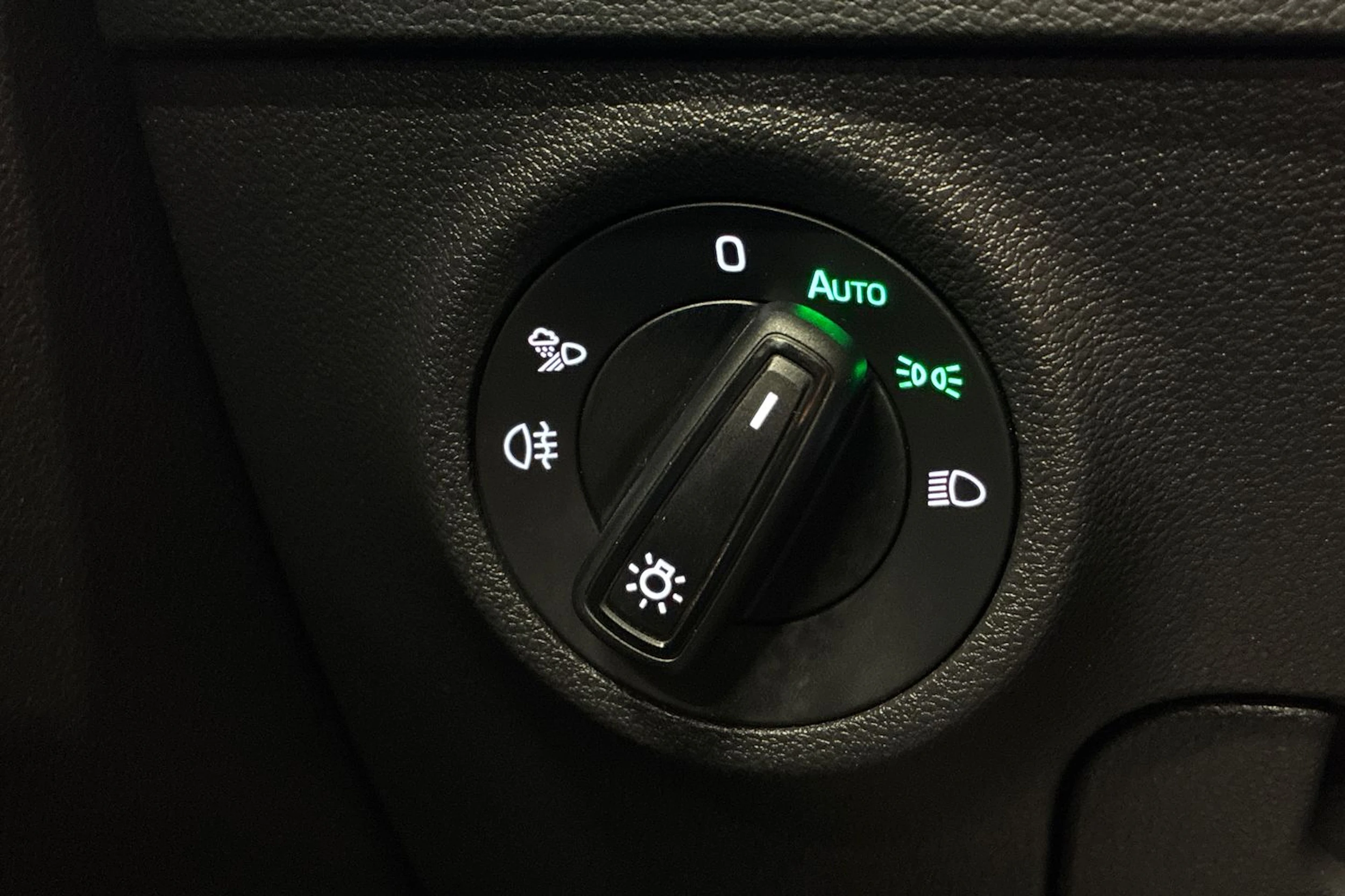 musta Skoda Karoq 2023 kuva 16.