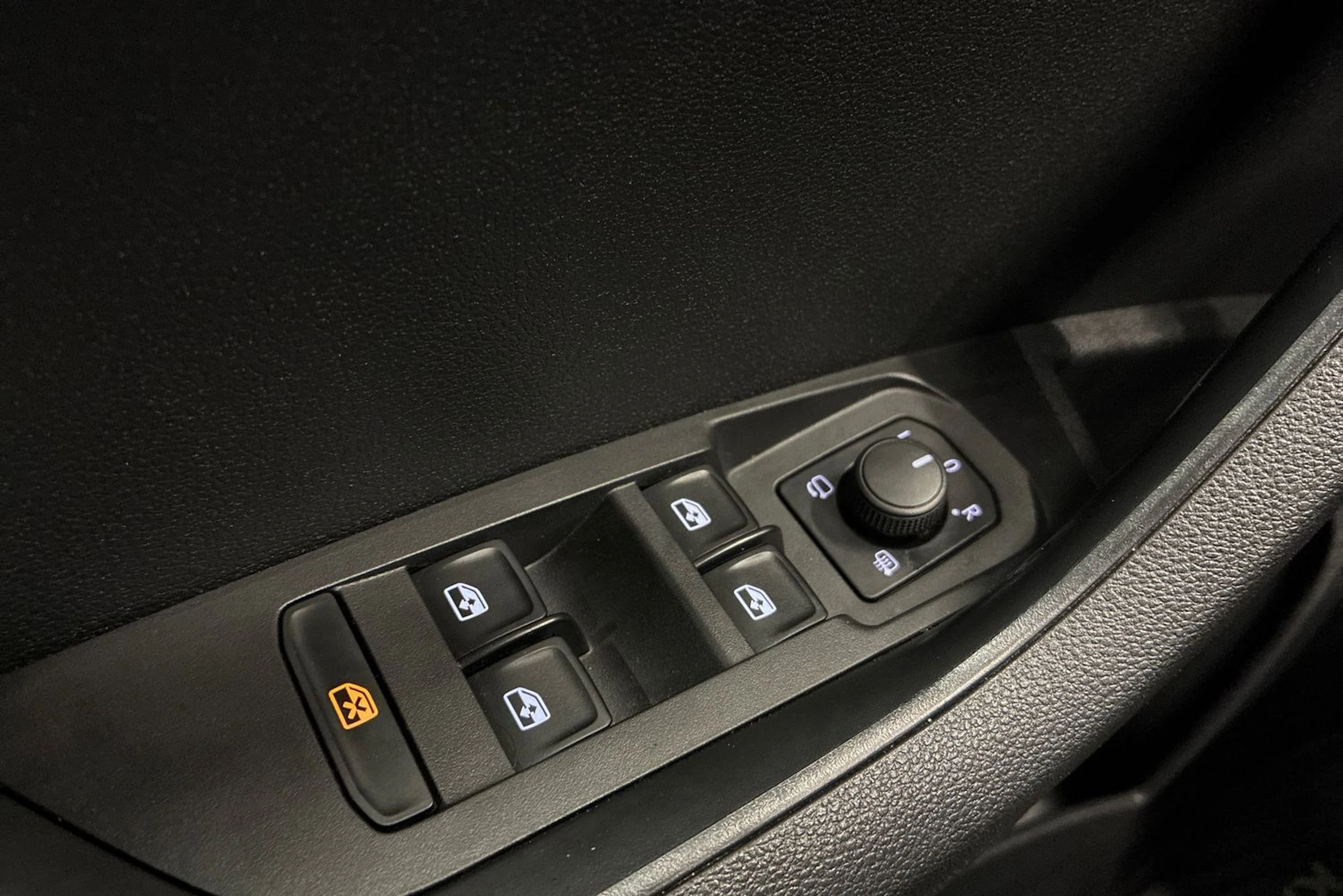 musta Skoda Karoq 2023 kuva 17.