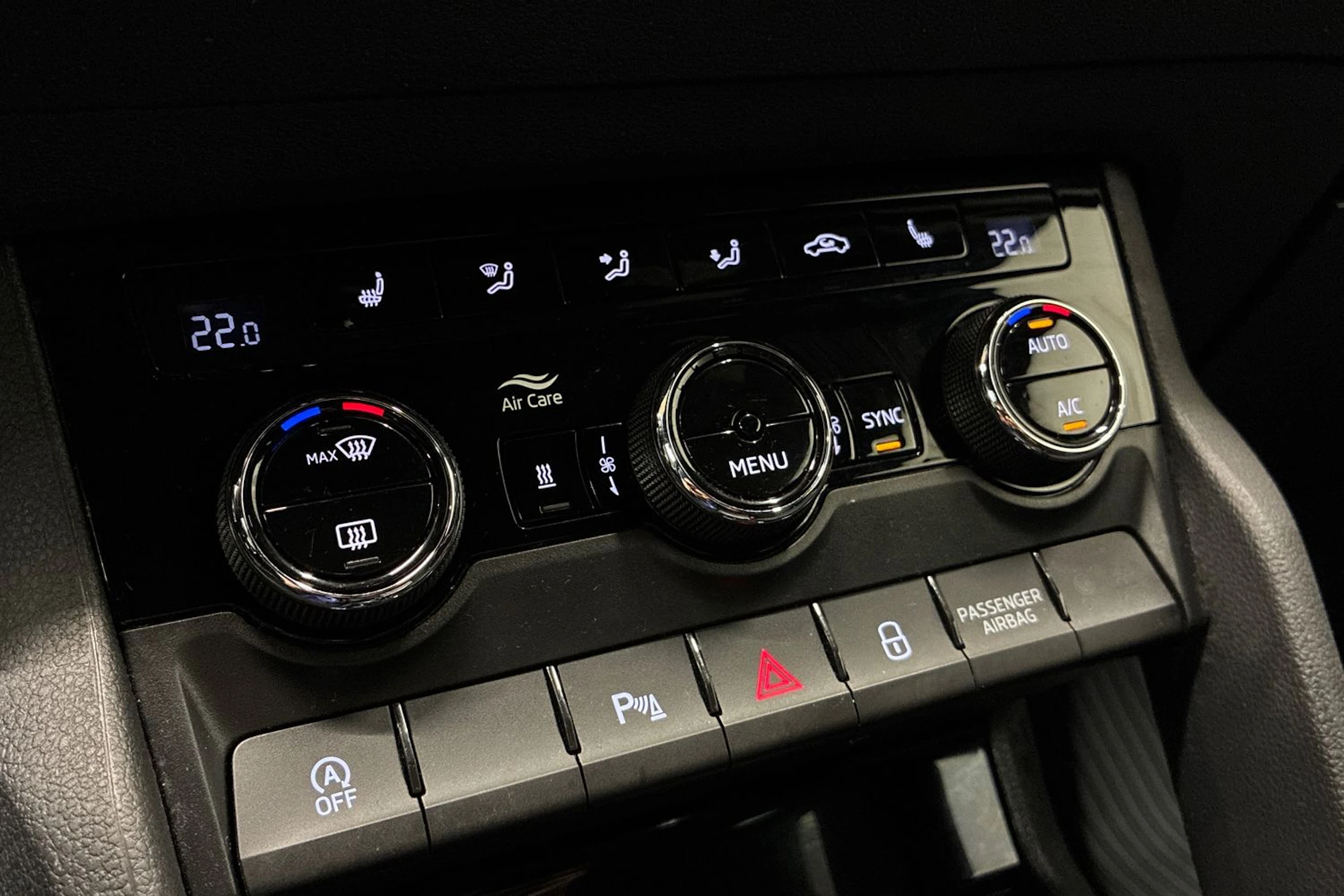 musta Skoda Karoq 2023 kuva 19.