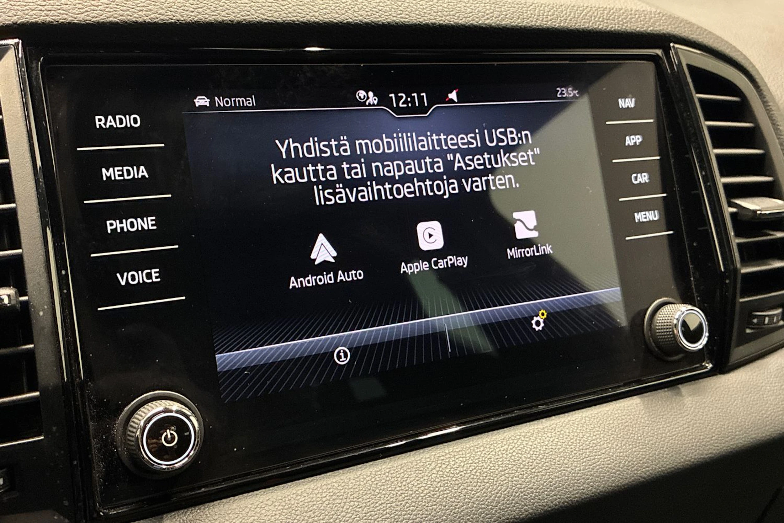 musta Skoda Karoq 2023 kuva 20.