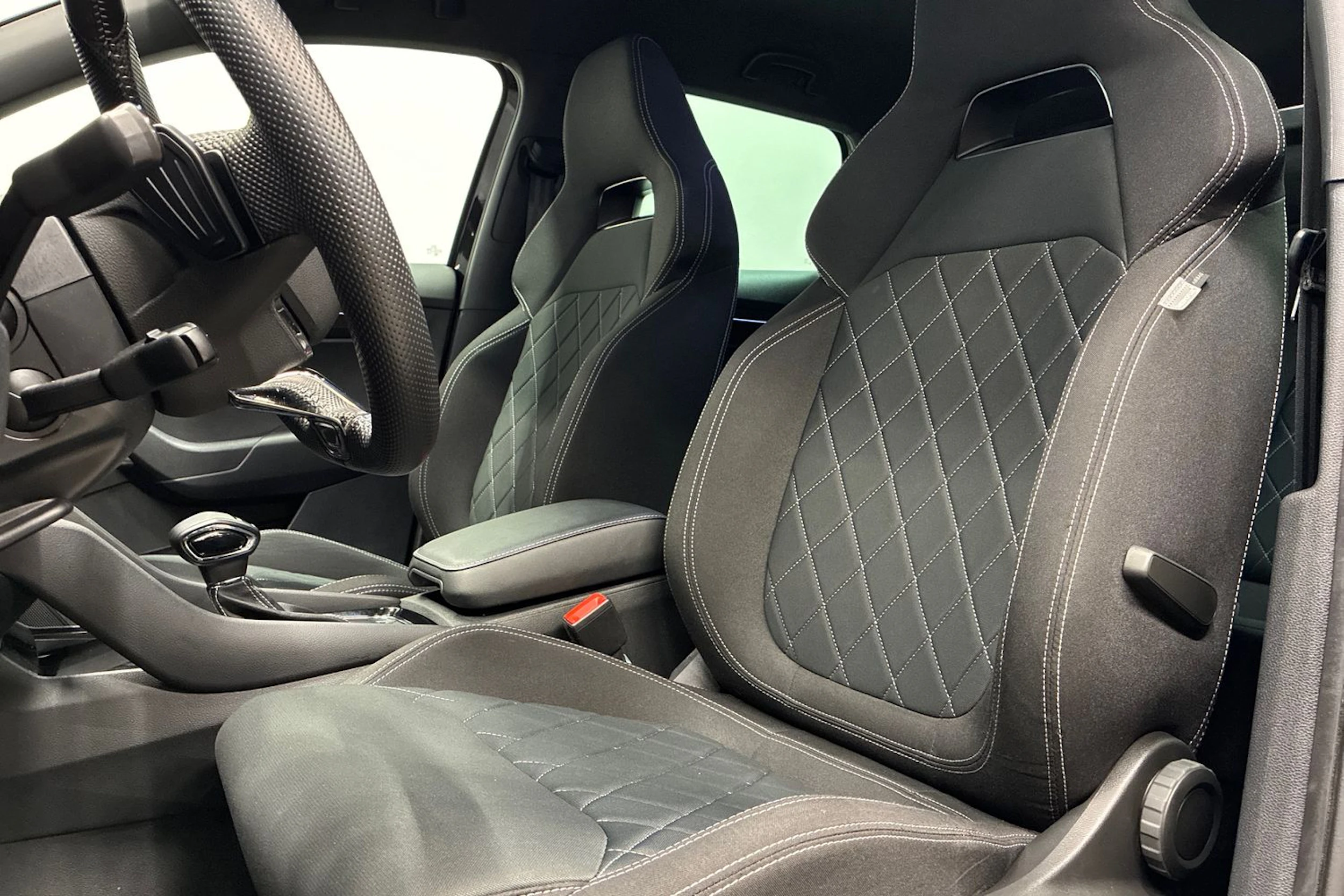 musta Skoda Karoq 2023 kuva 23.