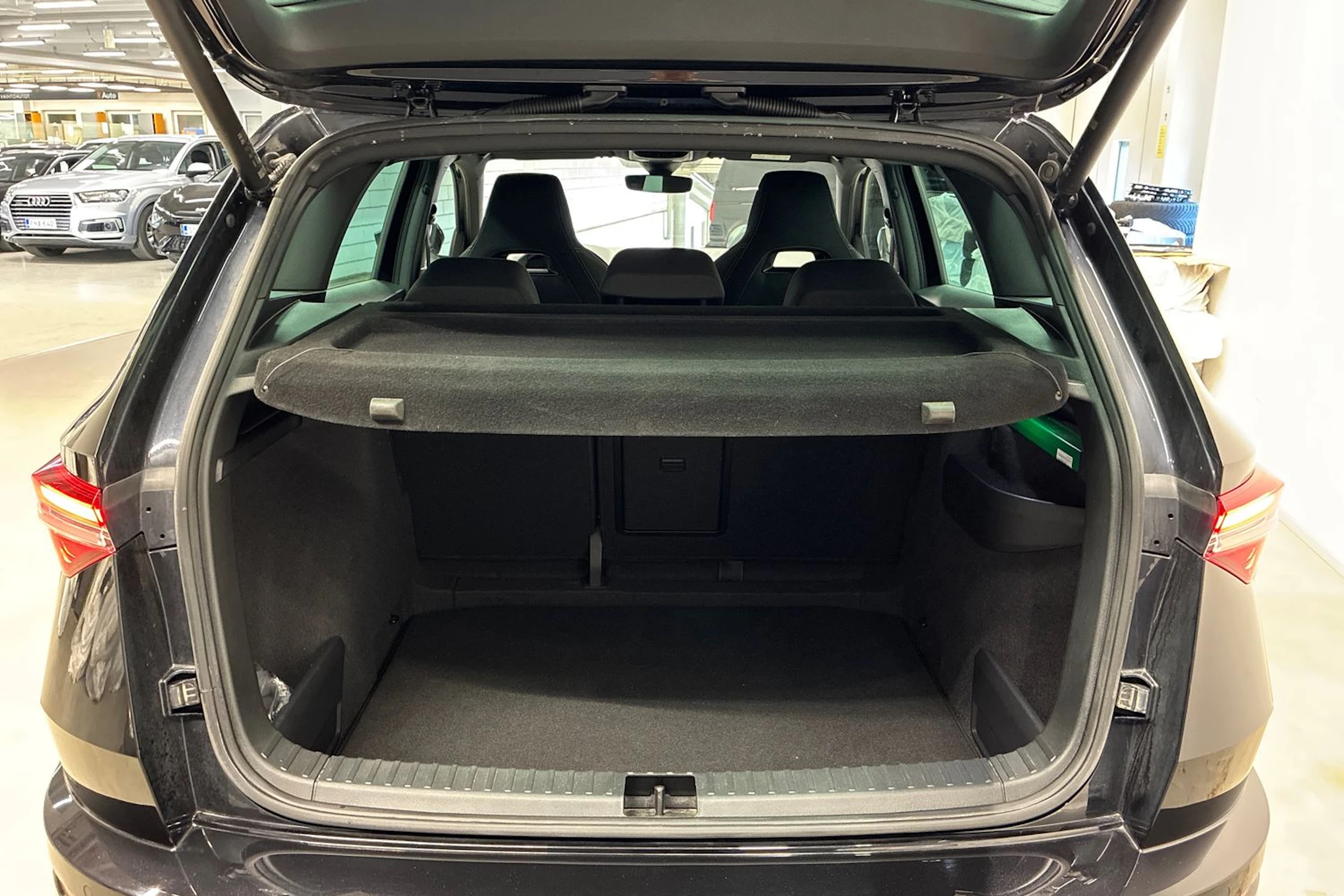 musta Skoda Karoq 2023 kuva 24.