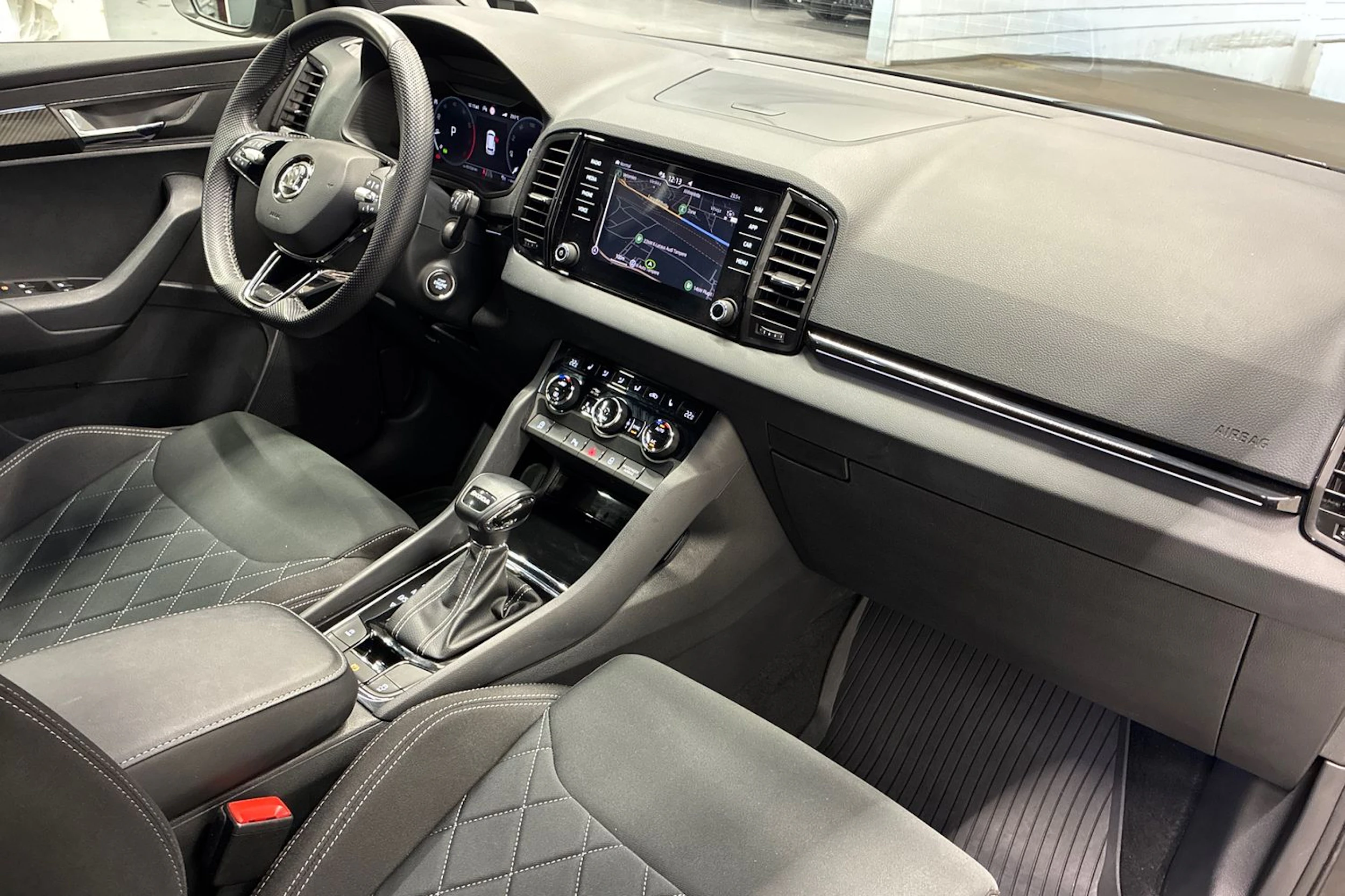 musta Skoda Karoq 2023 kuva 27.