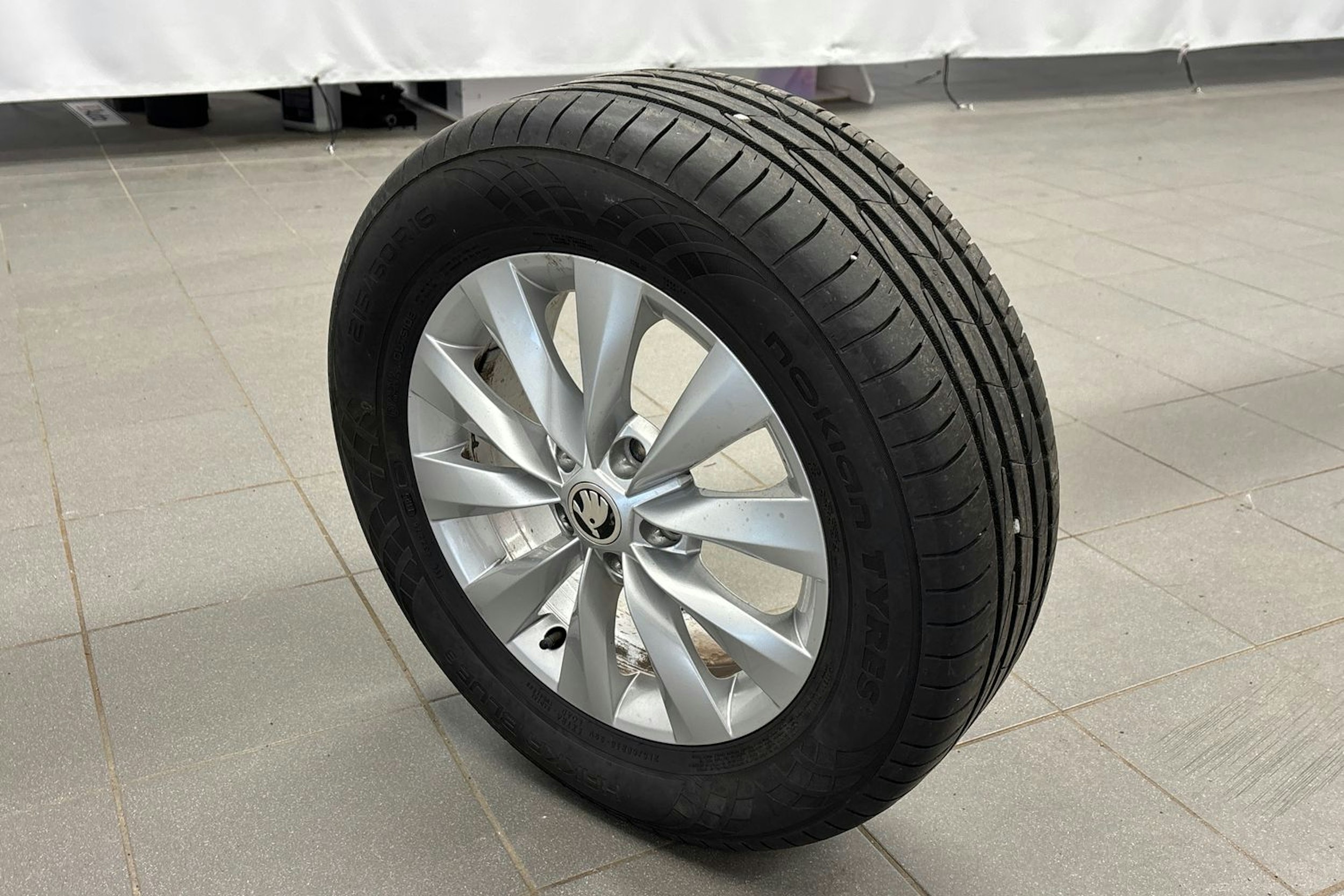 Harmaa Skoda KAROQ 2023 kuva 14.