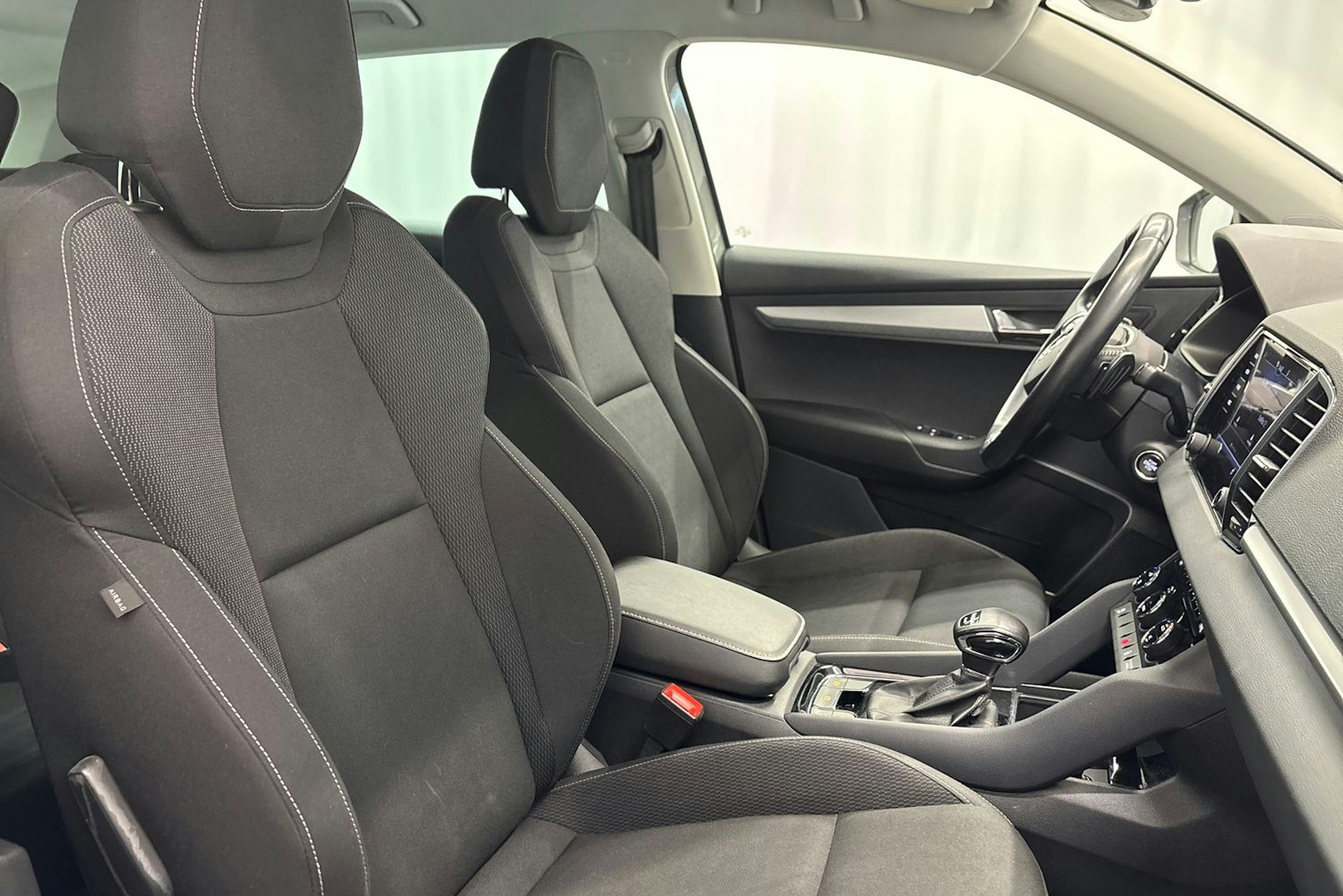 Harmaa Skoda KAROQ 2023 kuva 15.