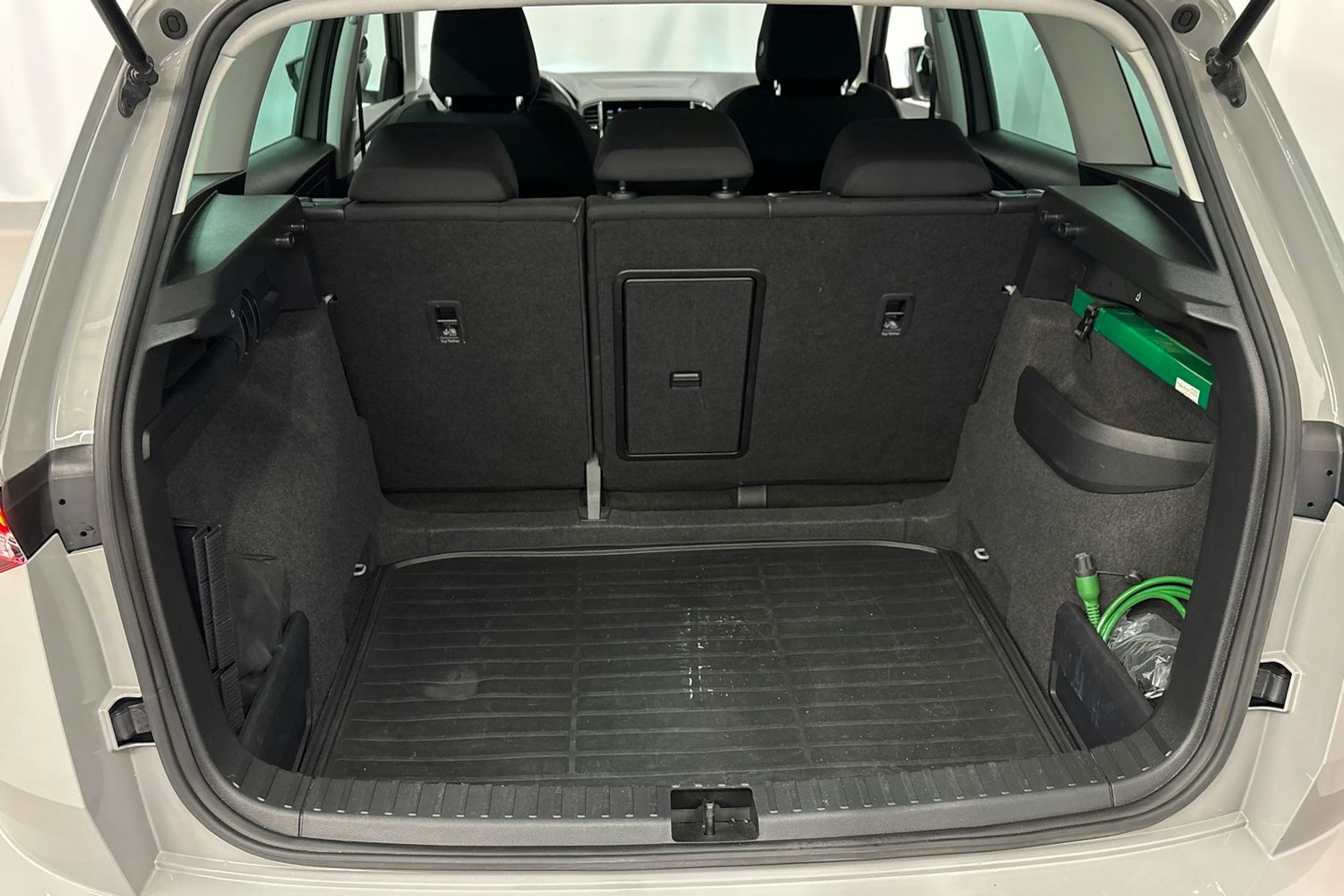 Harmaa Skoda KAROQ 2023 kuva 16.