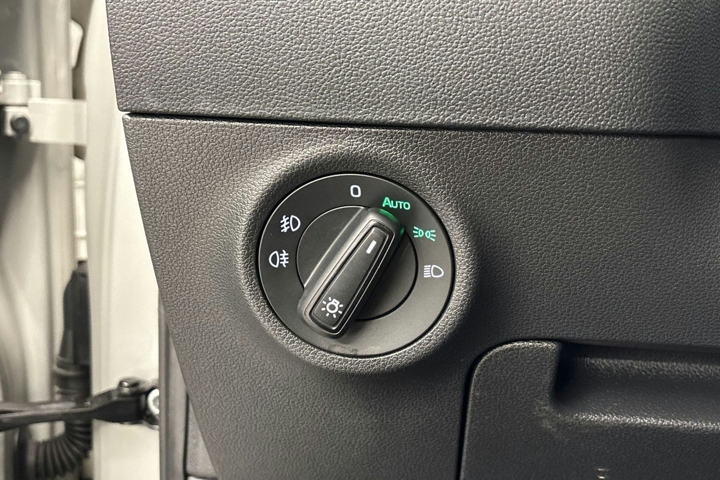 Harmaa Skoda KAROQ 2023 kuva 18.