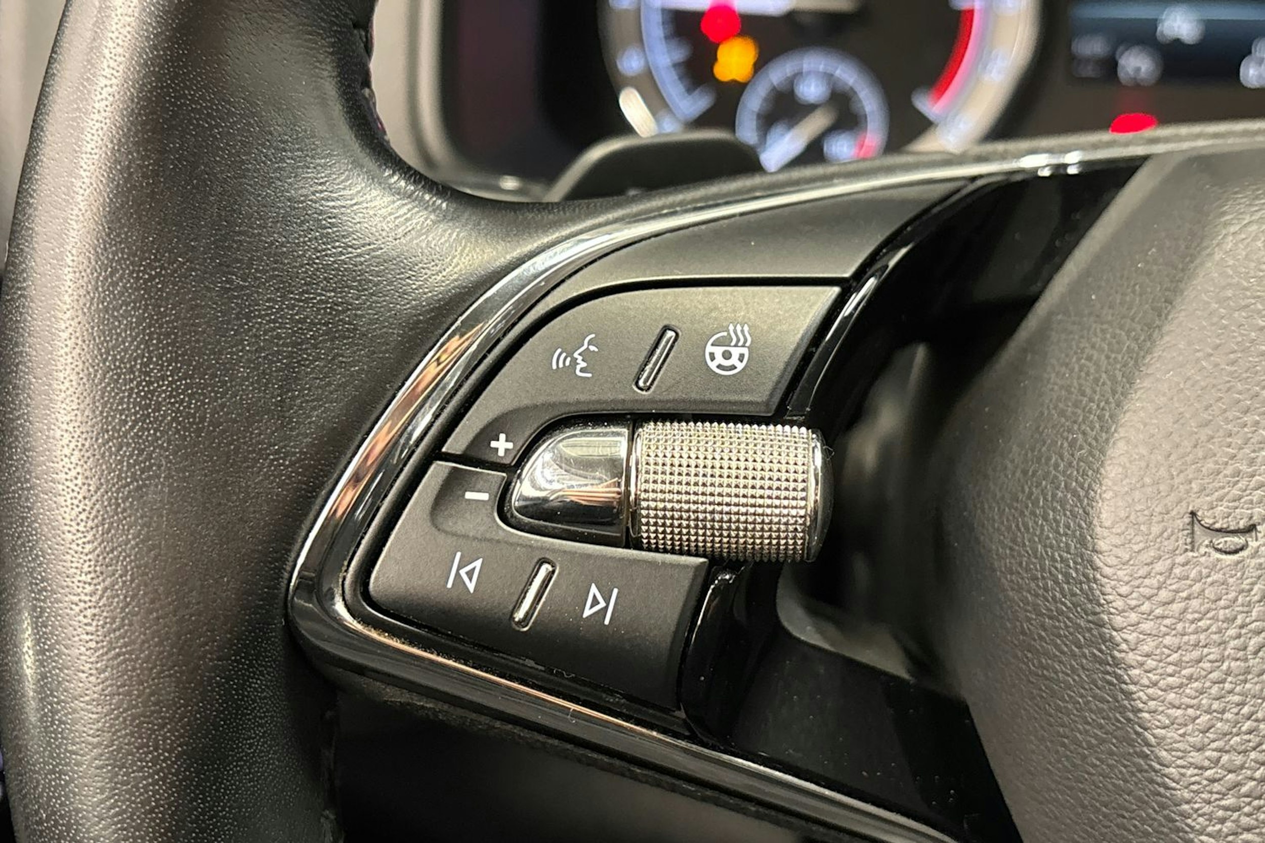 Harmaa Skoda KAROQ 2023 kuva 19.