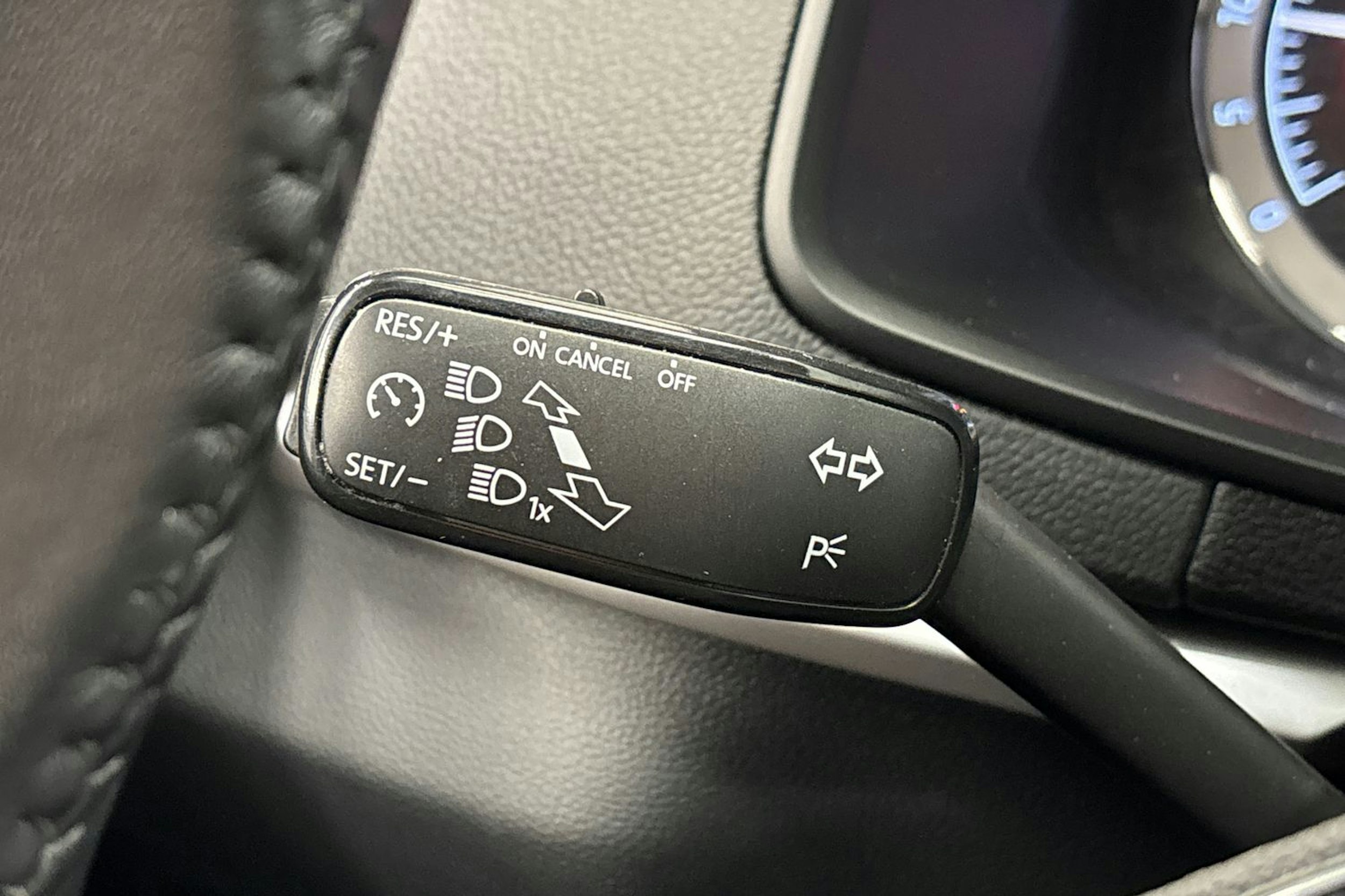 Harmaa Skoda KAROQ 2023 kuva 21.