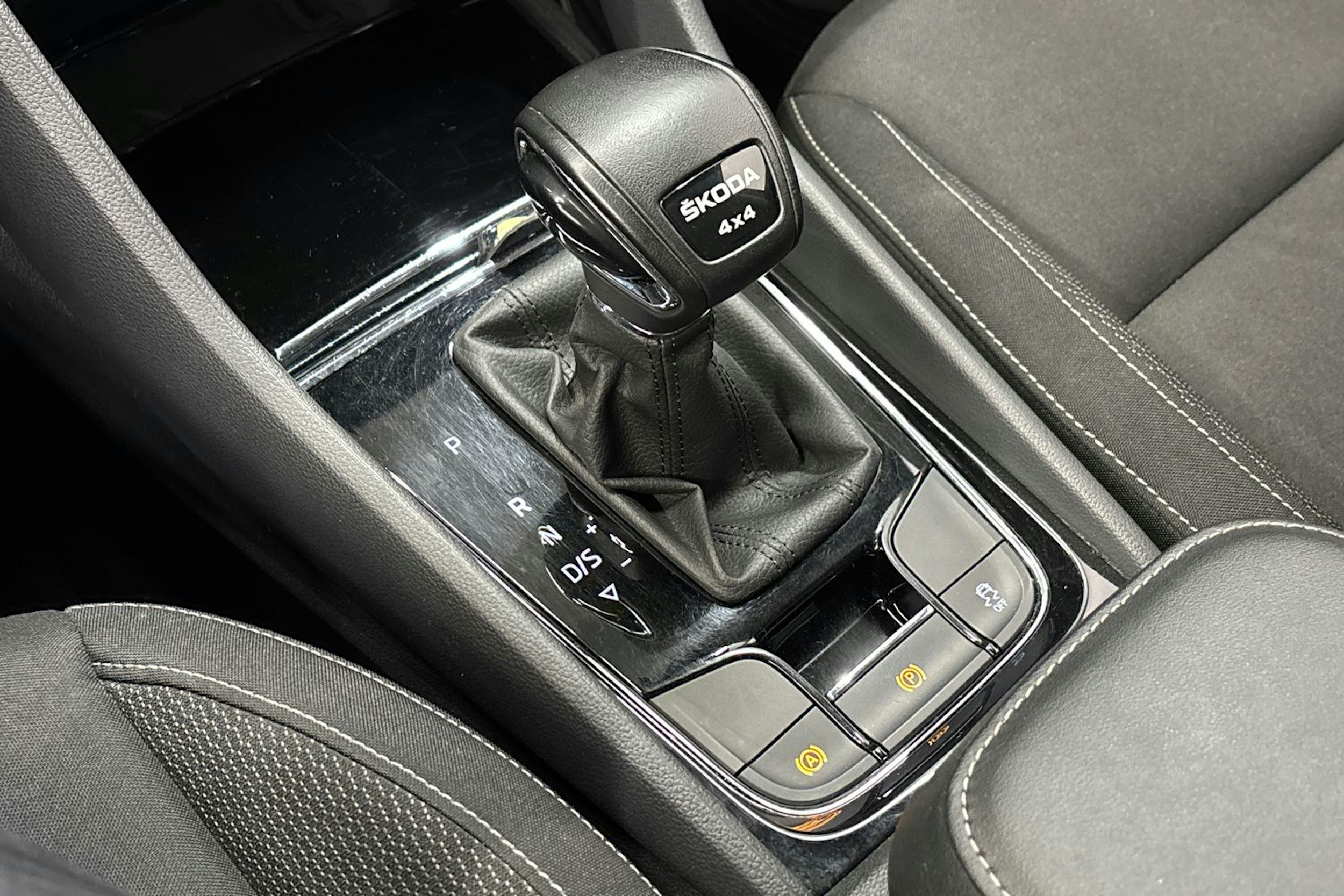 Harmaa Skoda KAROQ 2023 kuva 26.