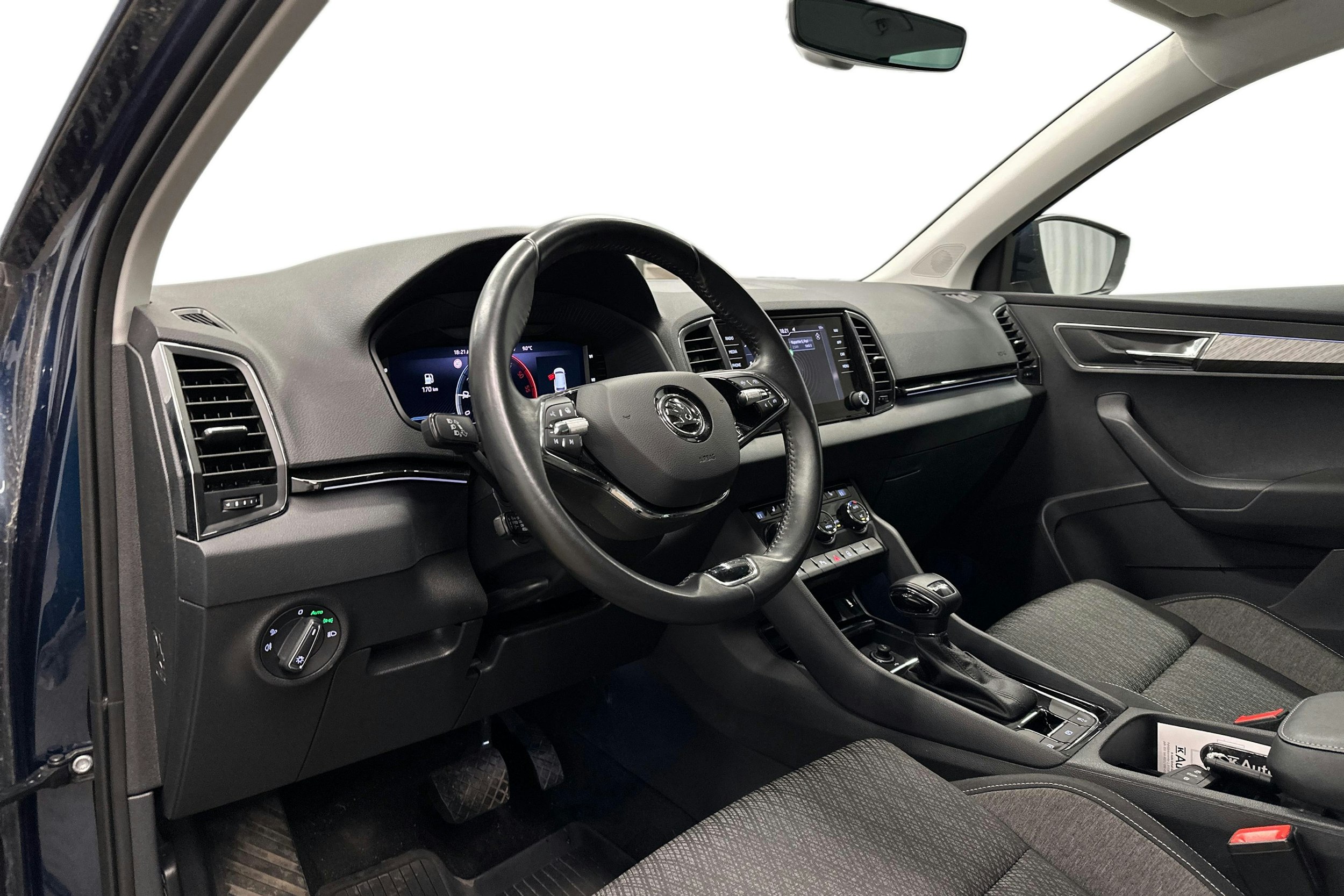 sininen Skoda Karoq 2023 kuva 3.