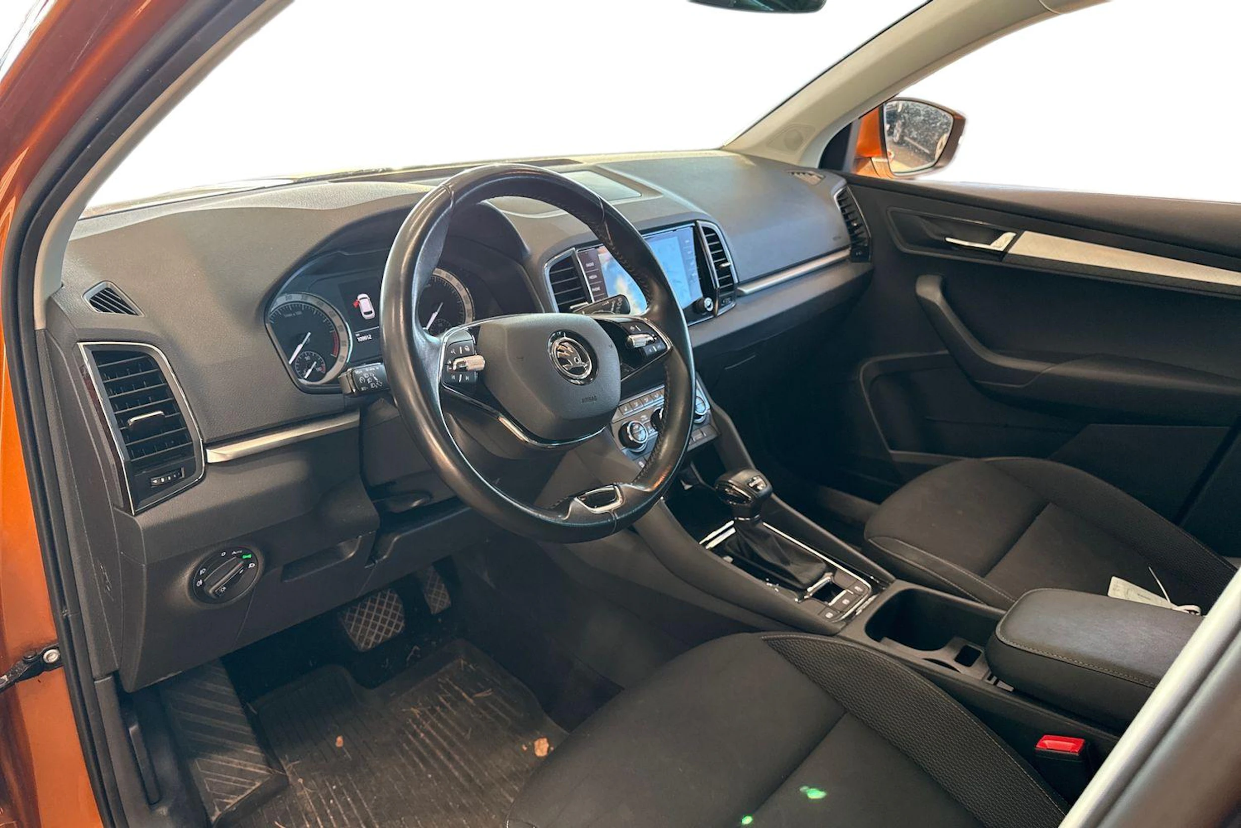 musta Skoda Karoq 2023 kuva 3.