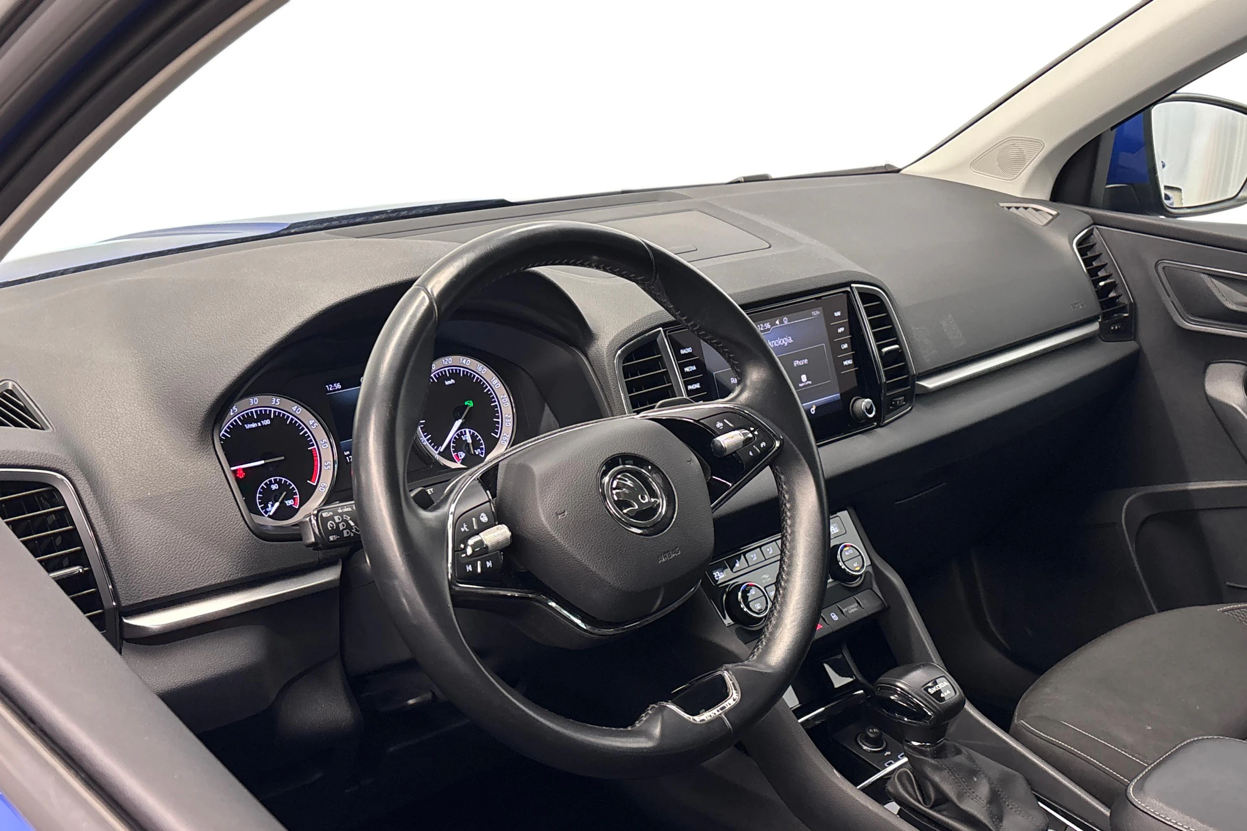 sininen Skoda Karoq 2023 kuva 6.
