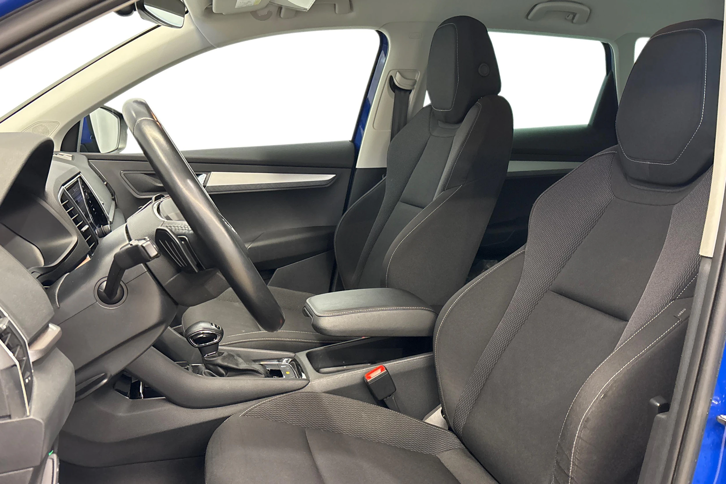 sininen Skoda Karoq 2023 kuva 7.