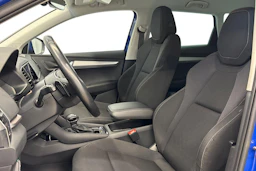 sininen Skoda Karoq 2023 kuva 7.