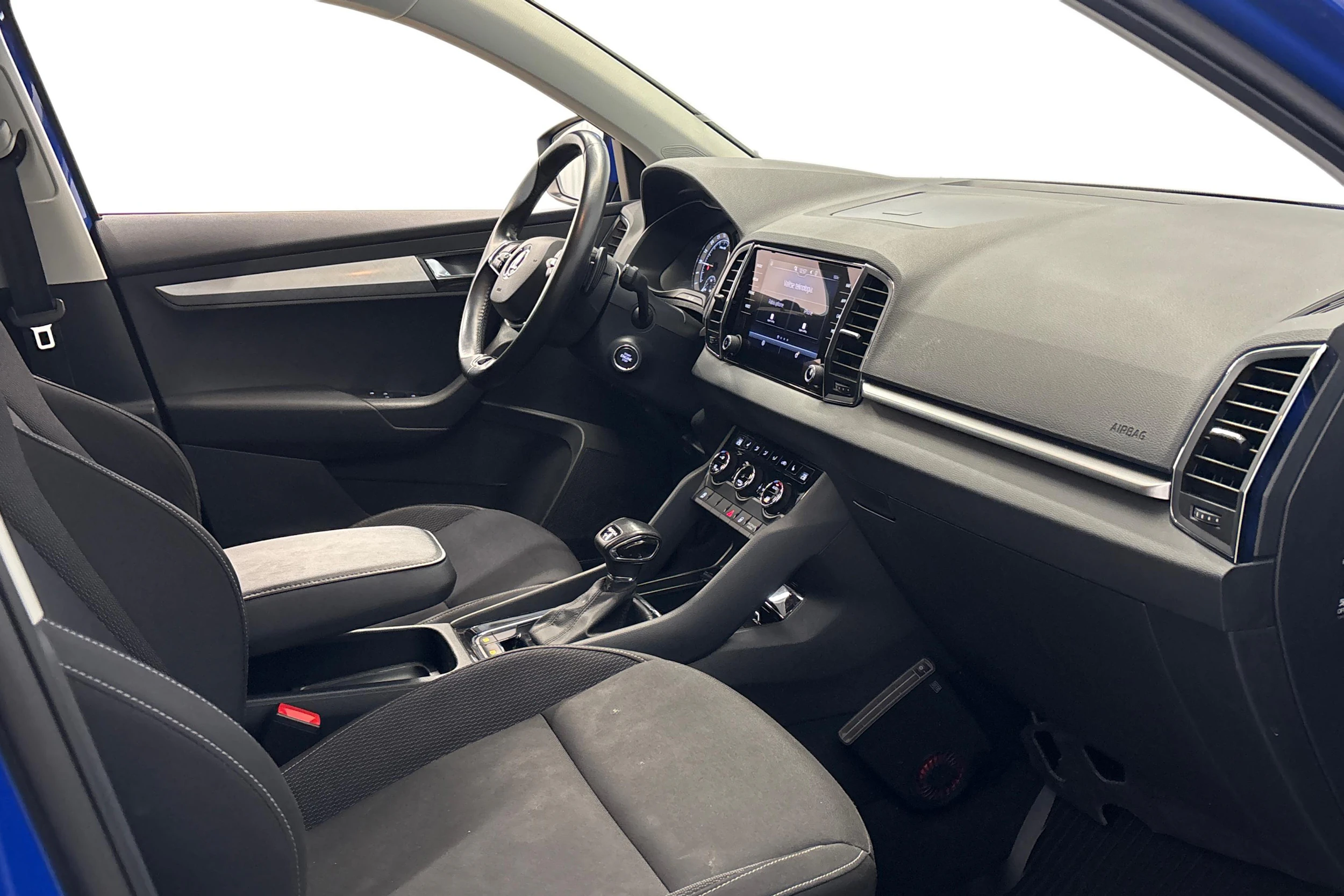 sininen Skoda Karoq 2023 kuva 8.