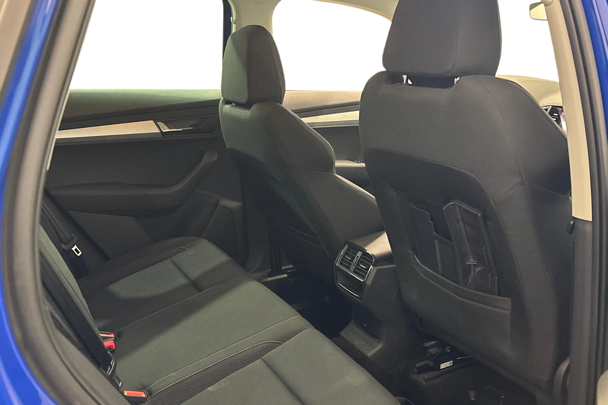 sininen Skoda Karoq 2023 kuva 9.