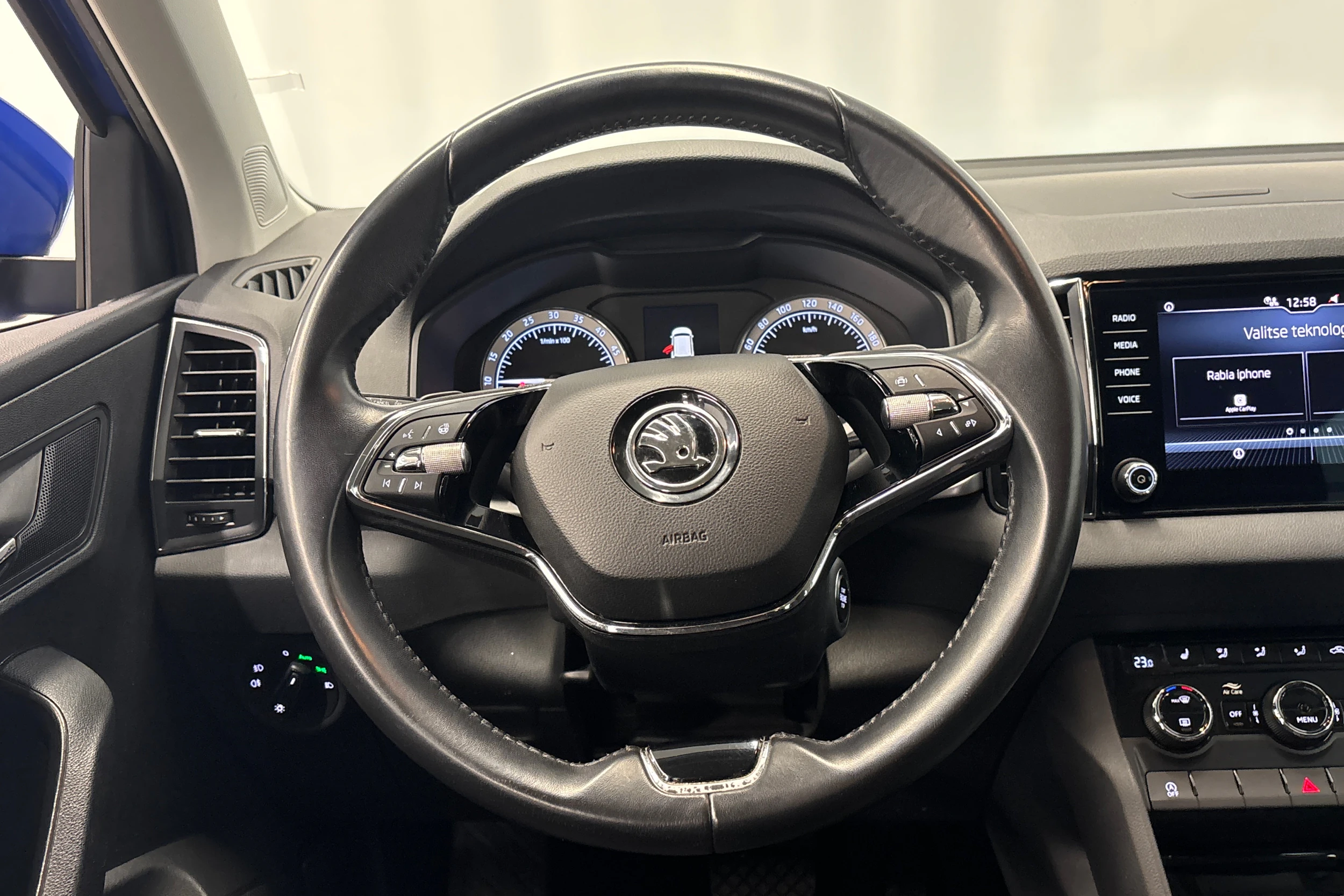 sininen Skoda Karoq 2023 kuva 13.