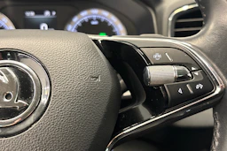 sininen Skoda Karoq 2023 kuva 15.