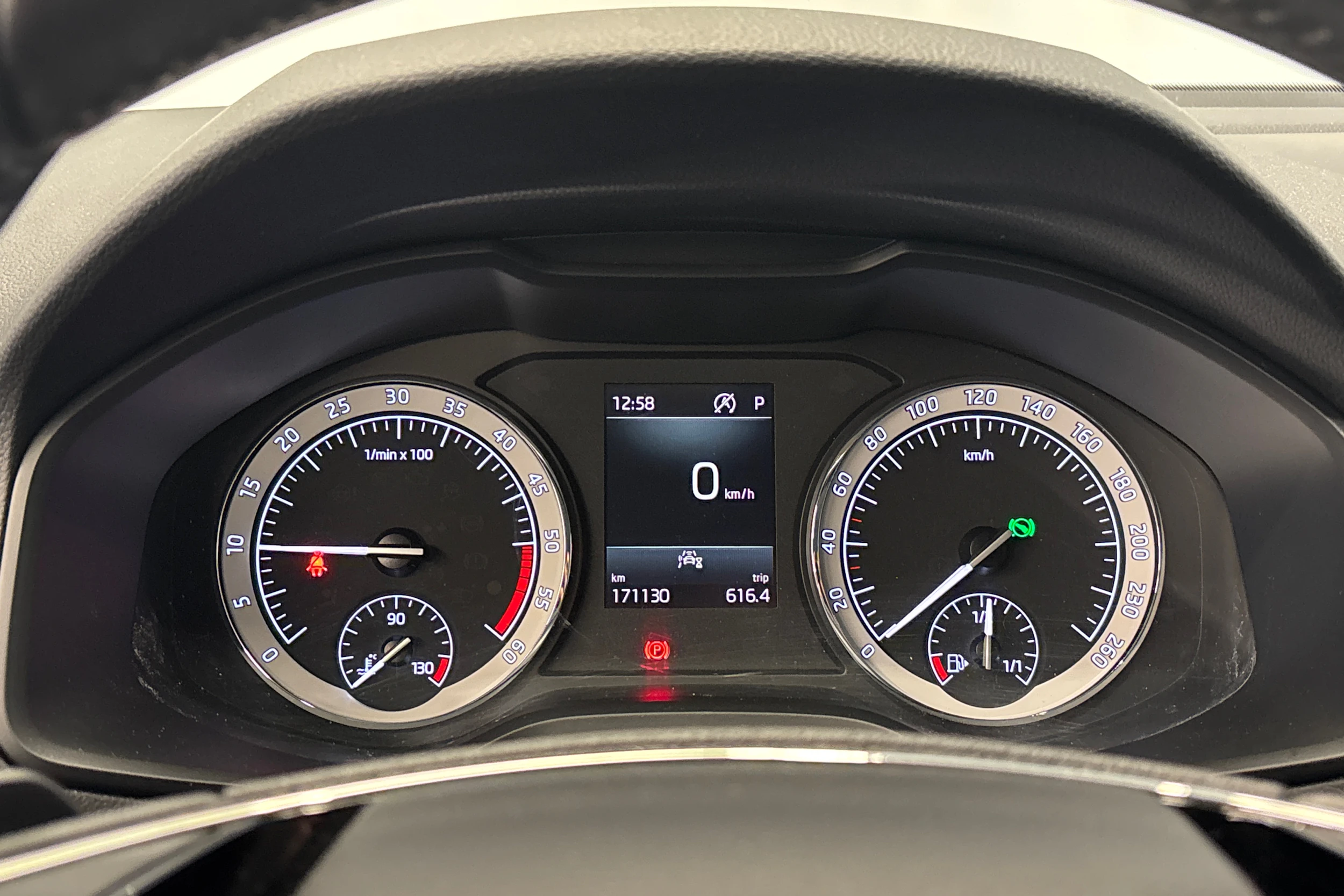sininen Skoda Karoq 2023 kuva 16.