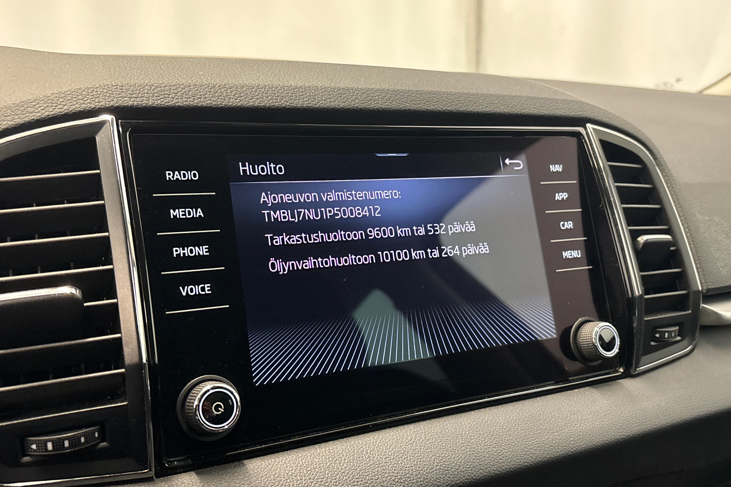 sininen Skoda Karoq 2023 kuva 19.
