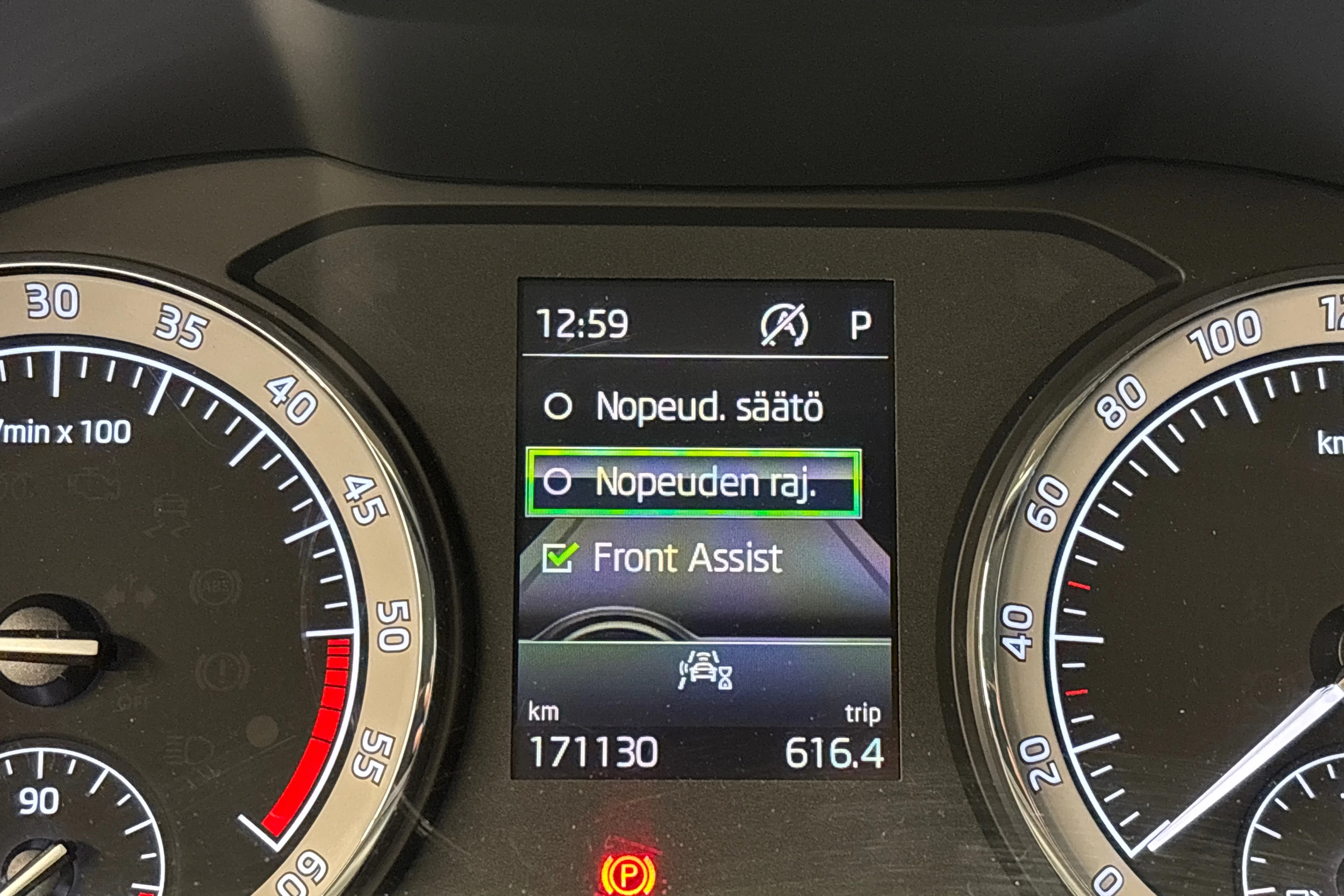 sininen Skoda Karoq 2023 kuva 20.