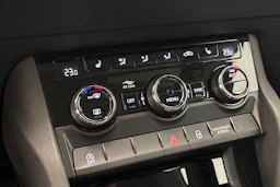 sininen Skoda Karoq 2023 kuva 21.