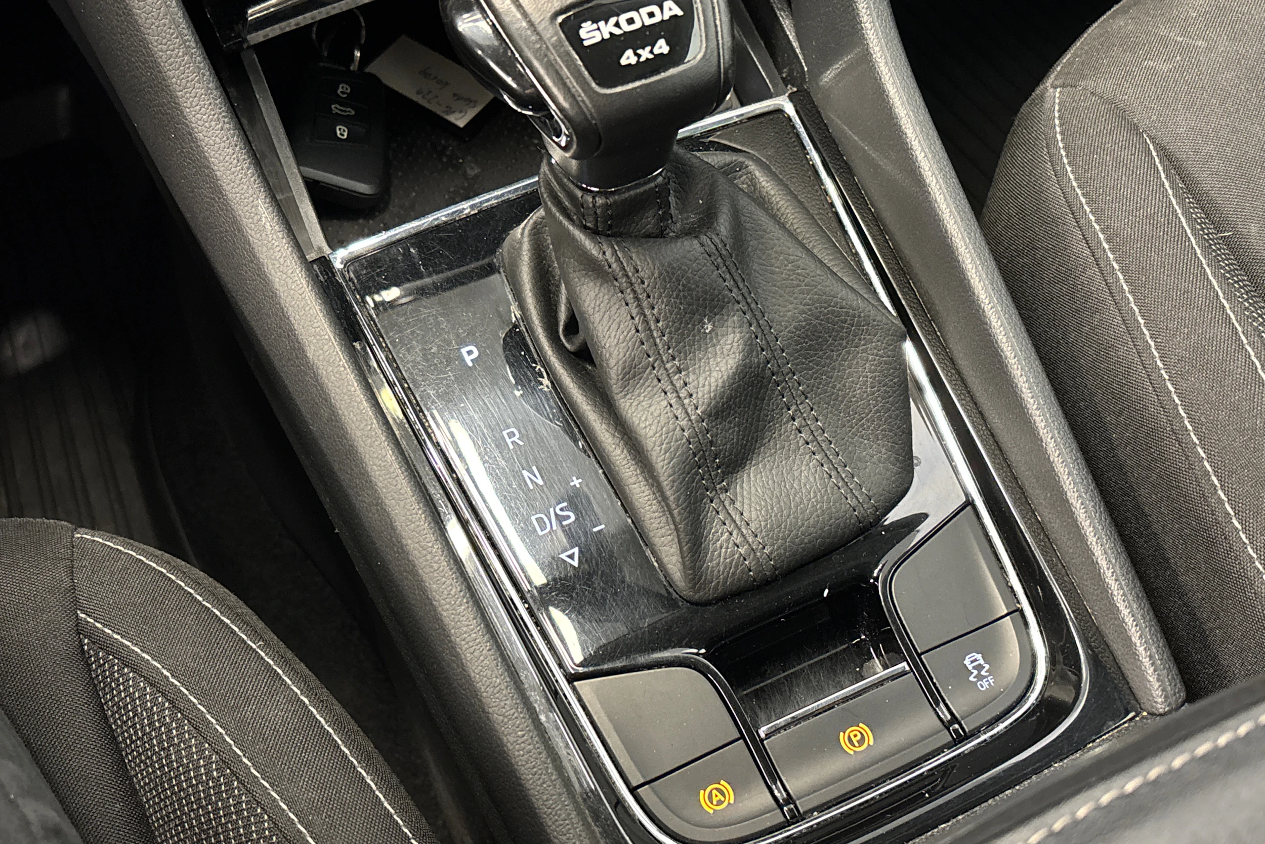 sininen Skoda Karoq 2023 kuva 22.