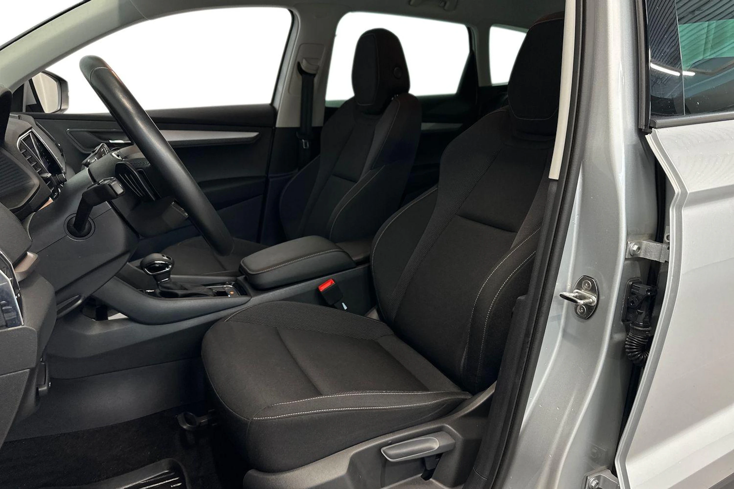 harmaa Skoda Karoq 2023 kuva 7.