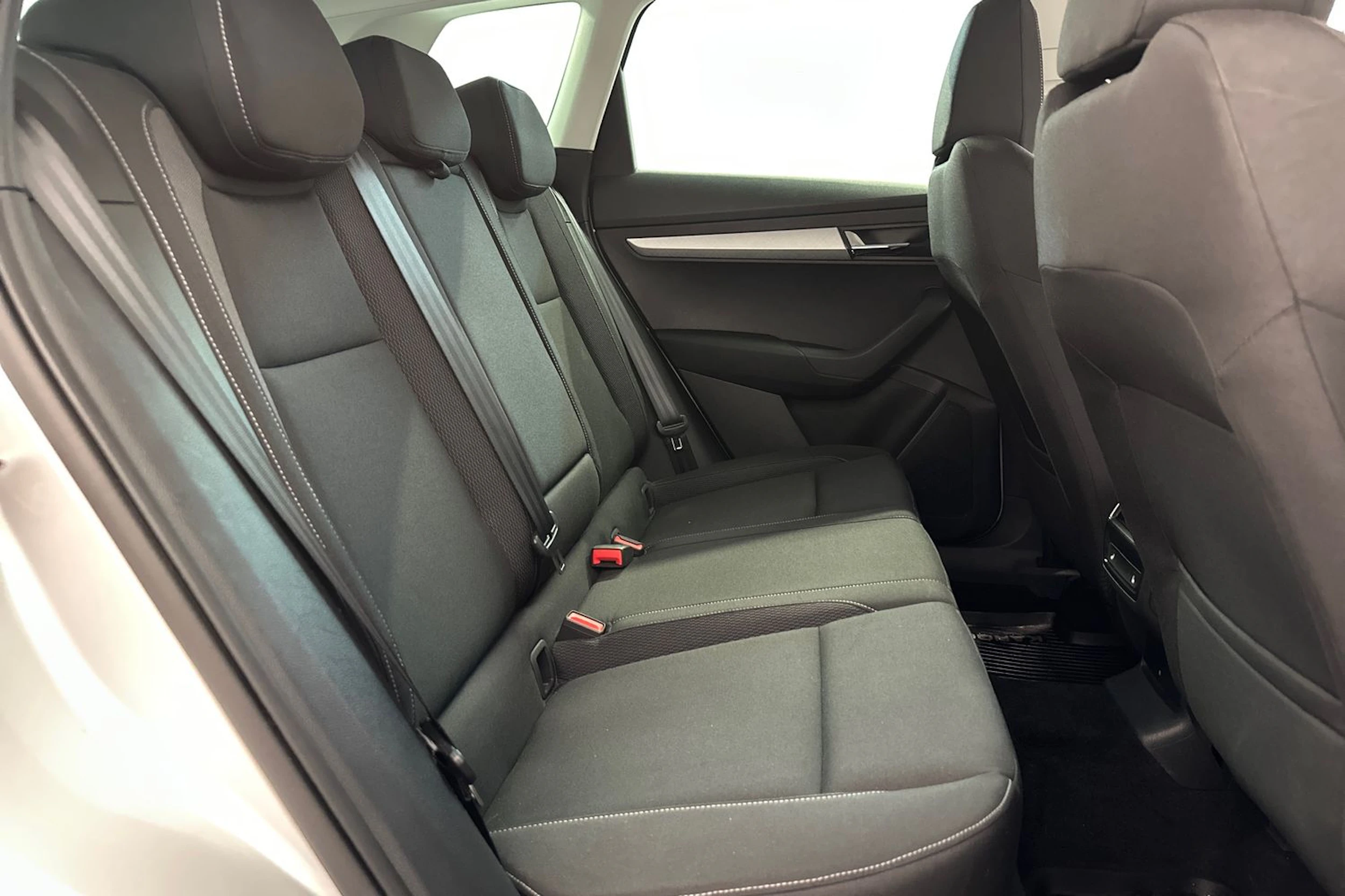 harmaa Skoda Karoq 2023 kuva 10.